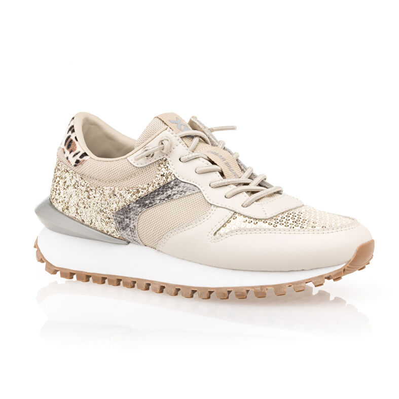 Zapatillas deportivas para mujer color beige.