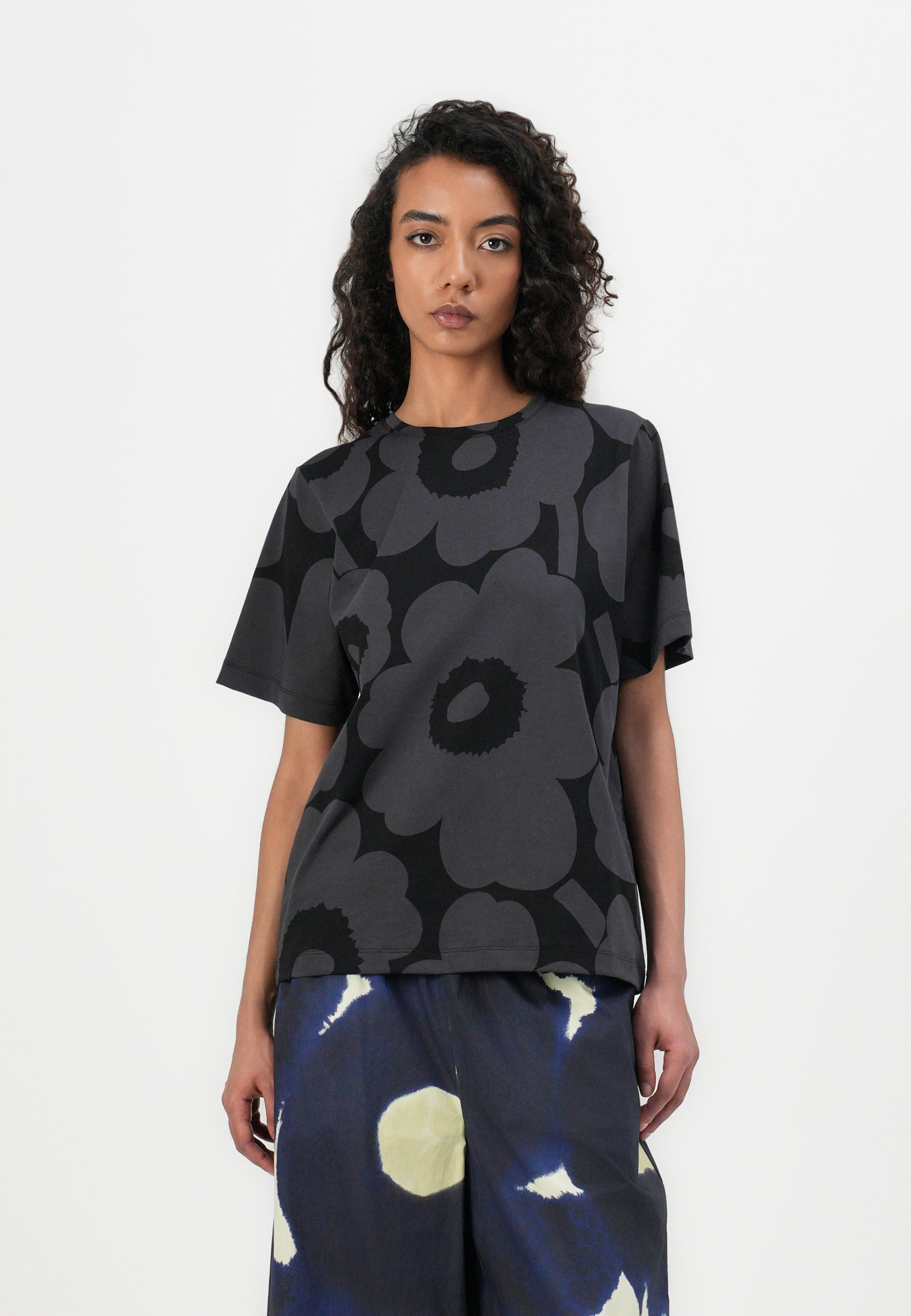 Marimekko TUNNIT UNIKKO - Camiseta estampada - preto/cinza escuro