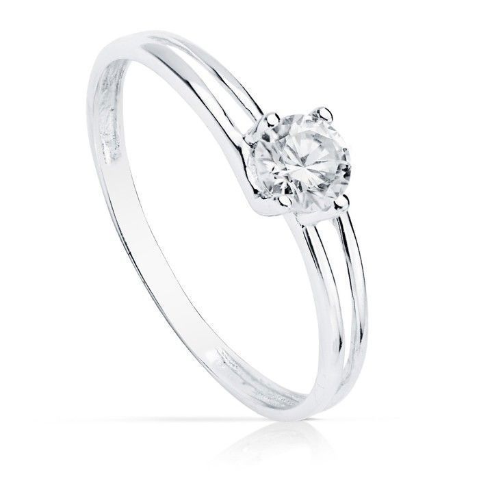 Bague solitaire en or blanc 18 carats ornée d'un zircon cubique de 4,5 mm. Anneau double.