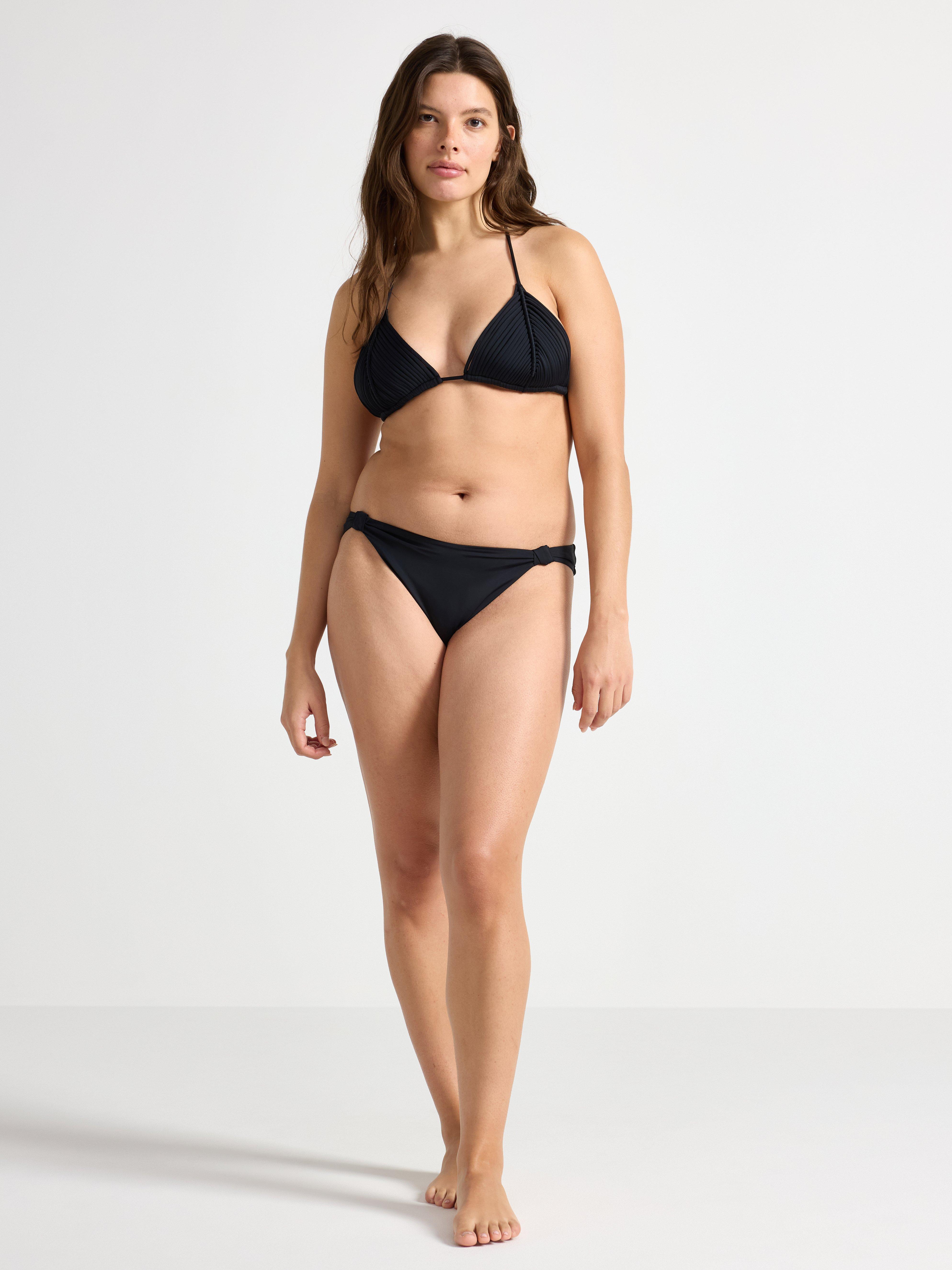 Top de bikini triangular con detalles de tiras, color negro.