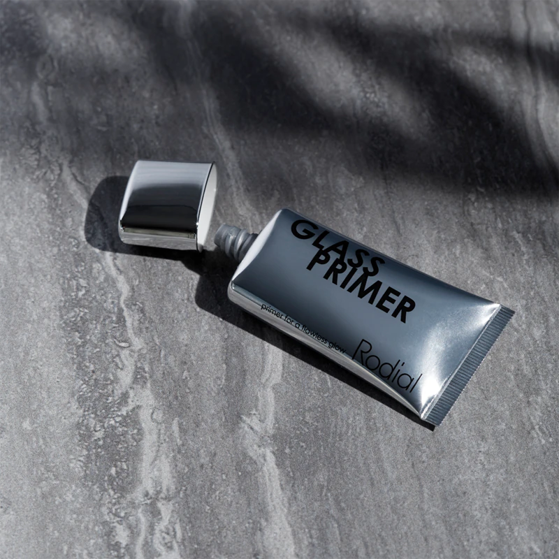 Rodial Glass Primer is een intensief hydraterende en verhelderende behandeling voor een kalmerende werking.