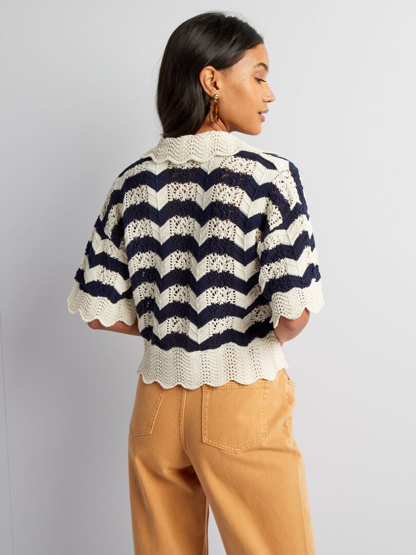 Krótki sweter z dzianiny – beżowy