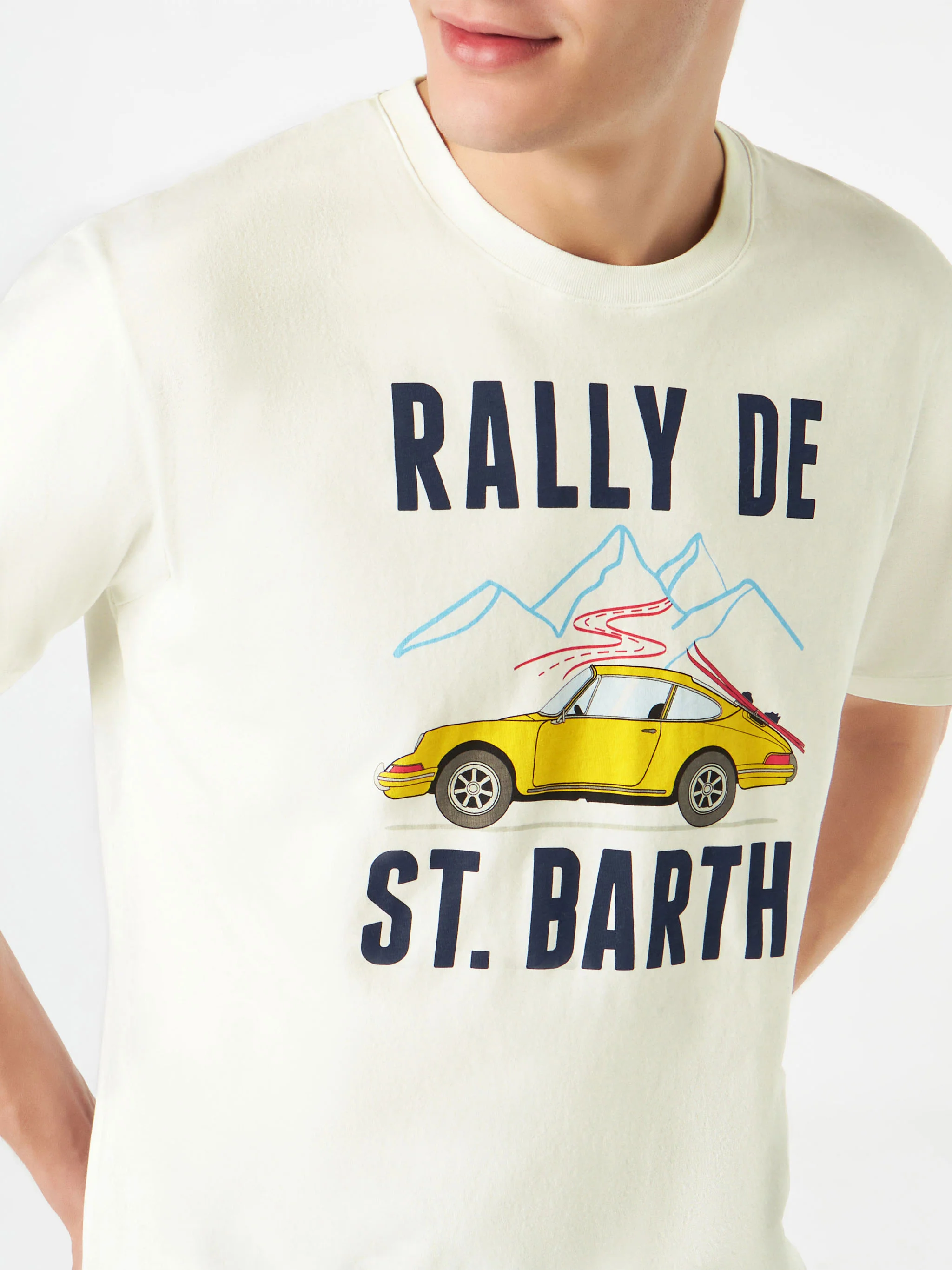 Camiseta con estampado de coche y hombre