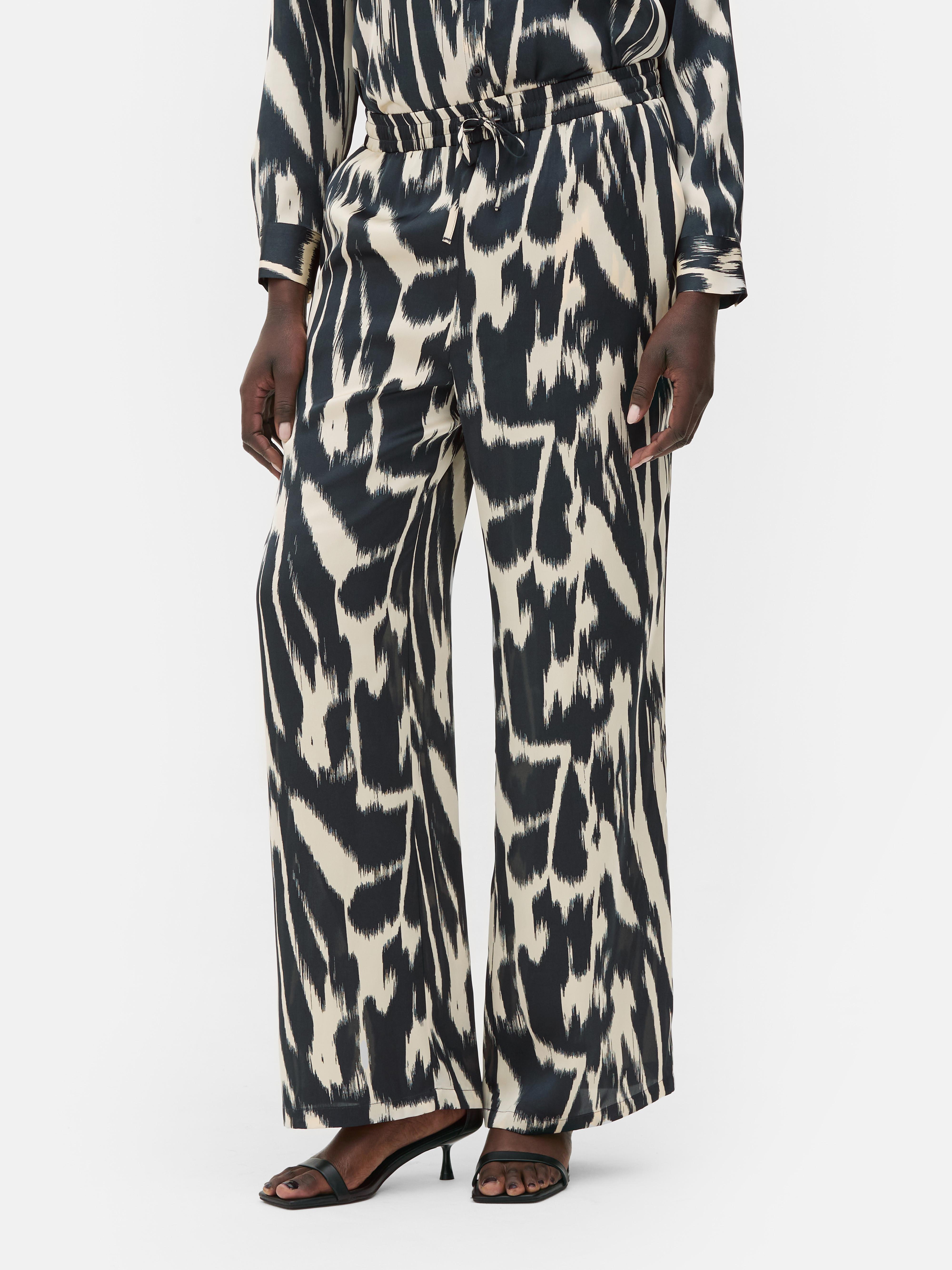 Pantalon imprimé assorti de la collection The Edit. Ce pantalon imprimé à jambes larges possède une taille élastiquée et un cordon de serrage.