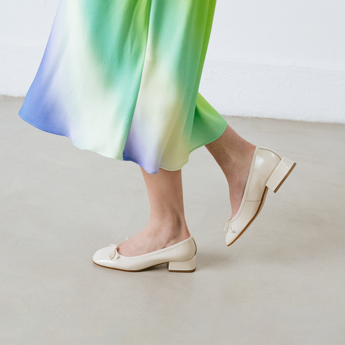Ballerines à talons et bouts carrés  en vernis plissé écru