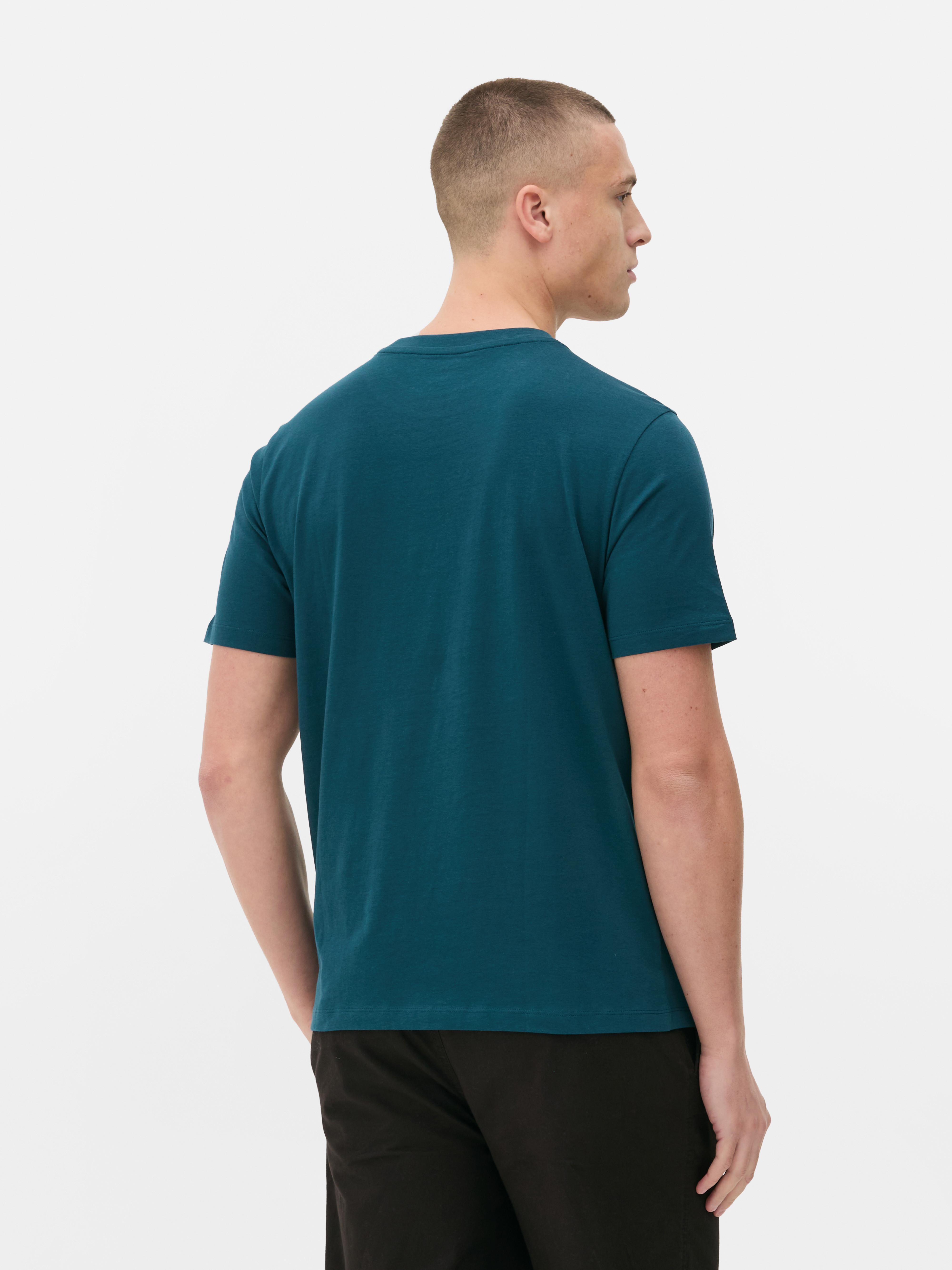Kurzarm-T-Shirt mit Aufdruck Ein Kurzarm-T-Shirt mit einem Geschenkaufdruck auf der Vorderseite