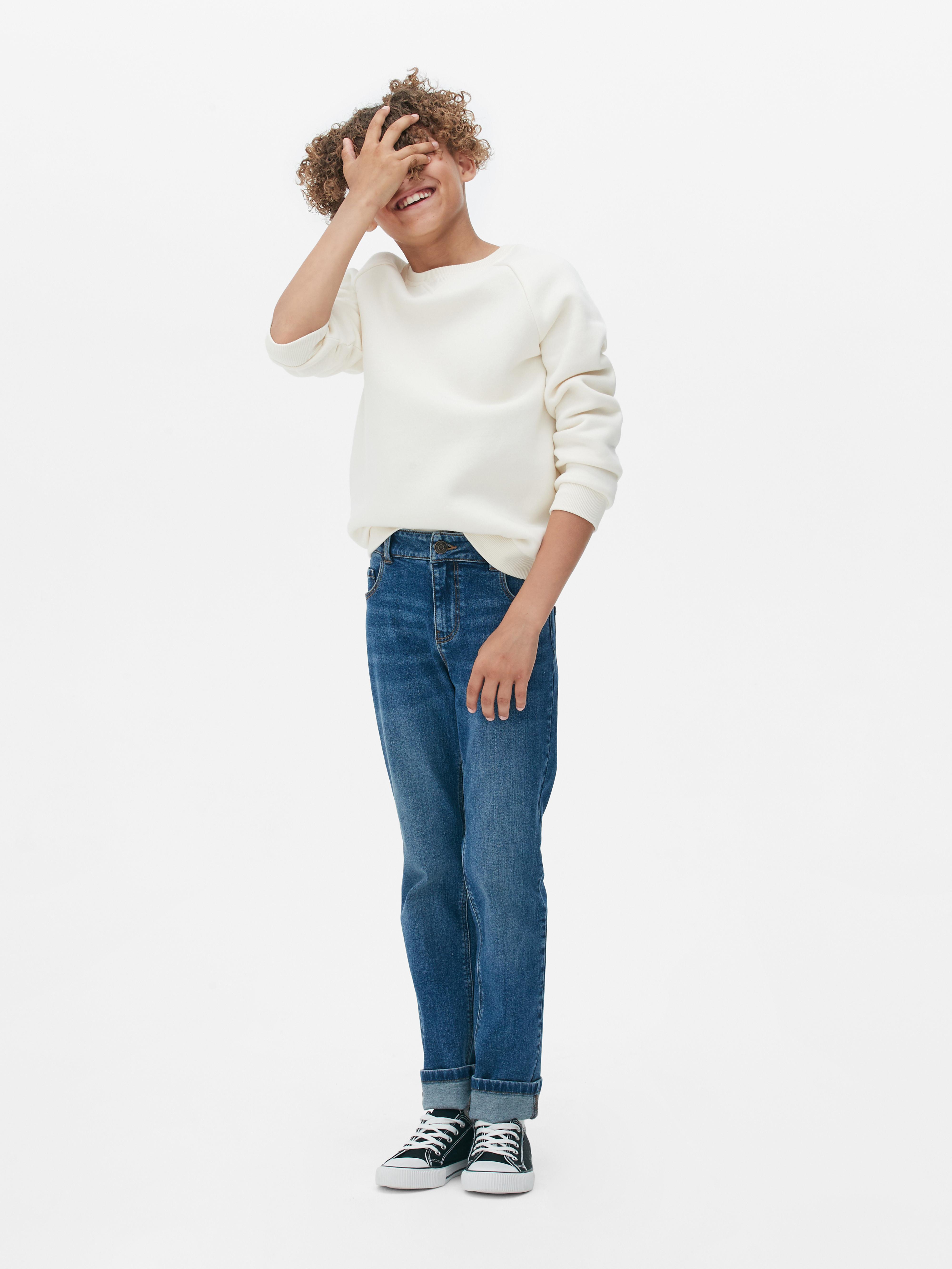 Blugi slim fit pentru băieți. Acești blugi slim fit cu găici pentru curea și nasturi dau colecției lor de blugi un plus.