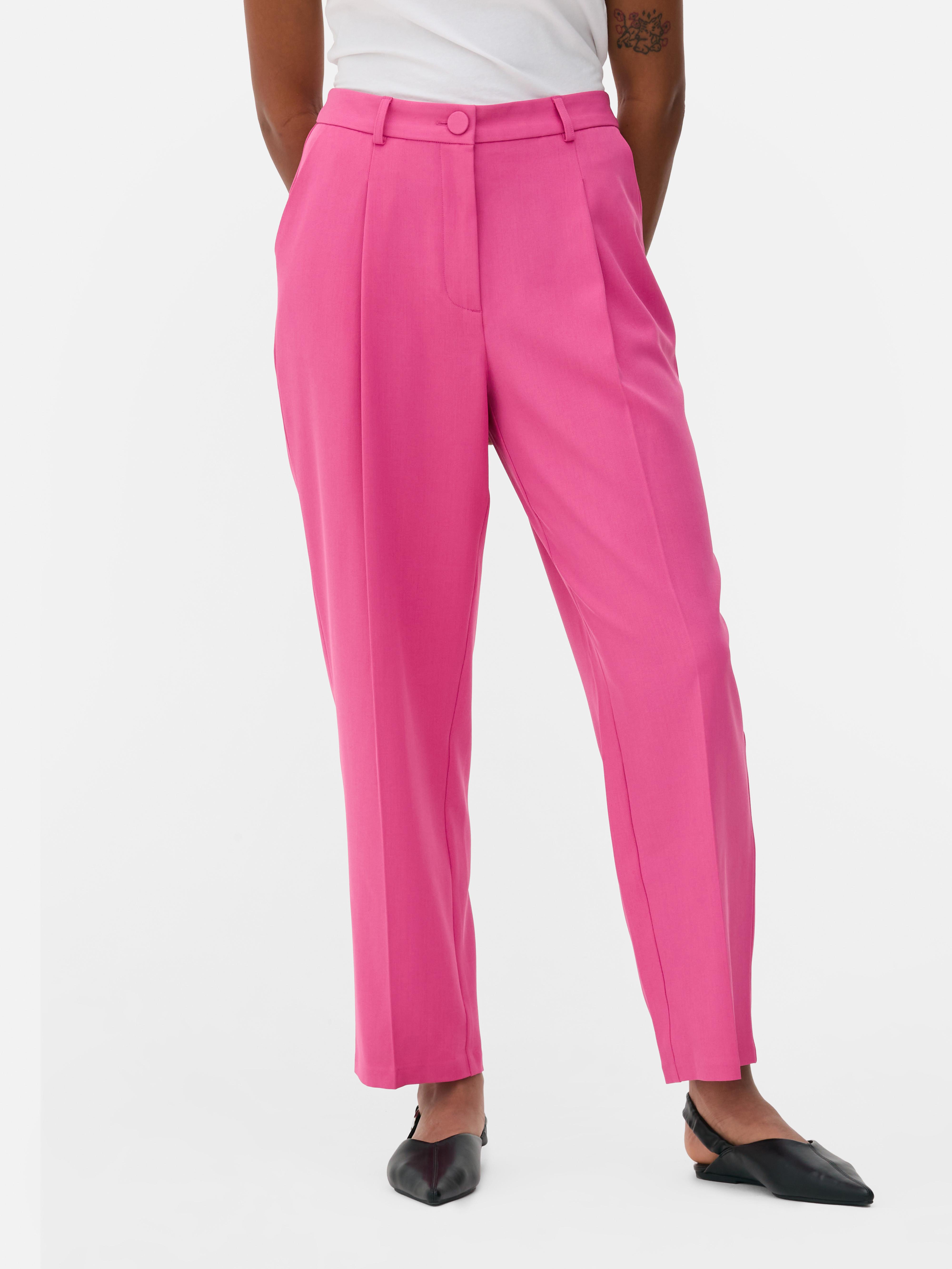 Passende Hose mit geradem Bein. Eine minimalistische Hose mit Bundfalten, geradem Schnitt und neutraler Farbe.