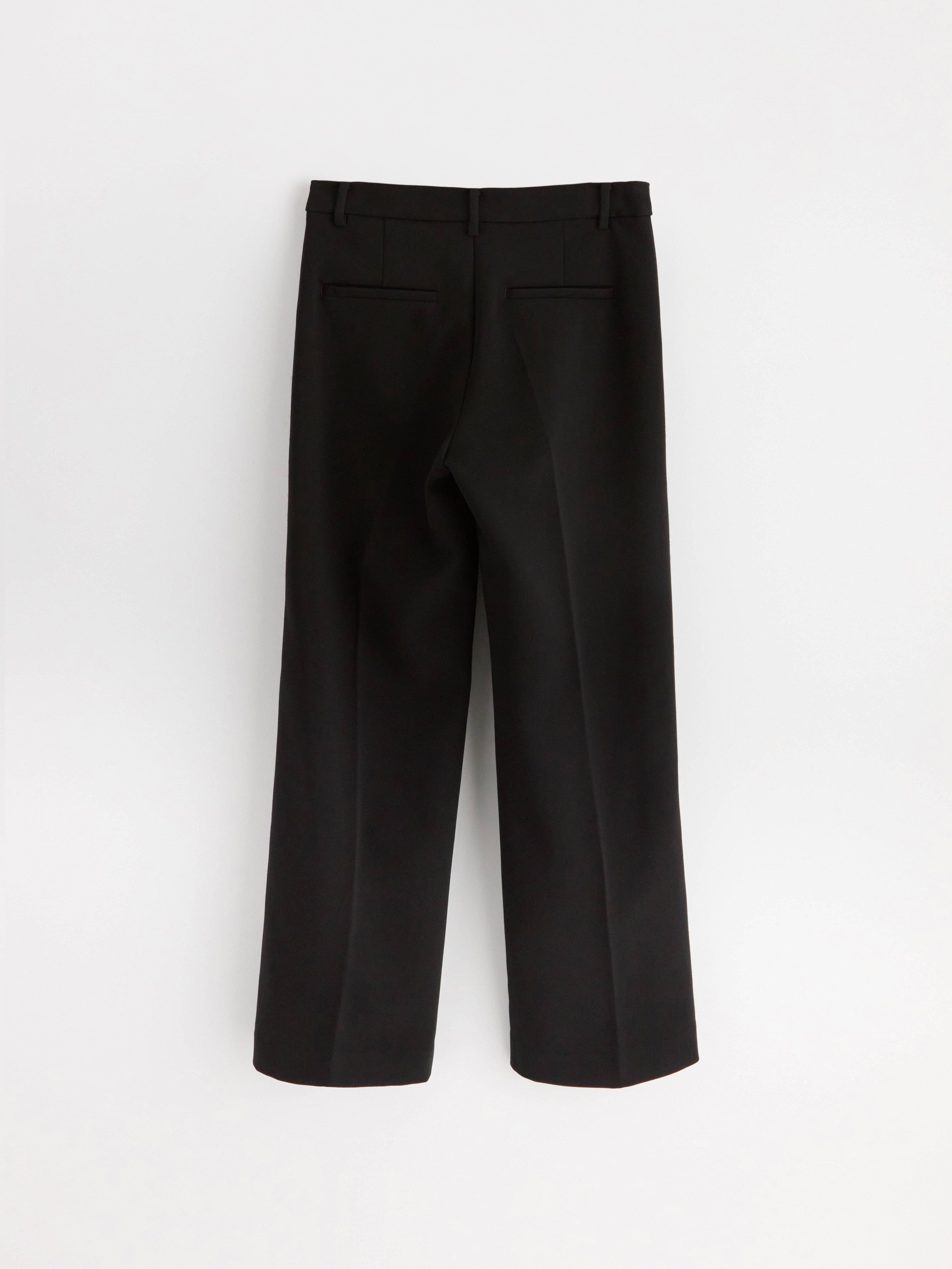 Pantalones rectos NOOR con perneras más cortas, color negro.