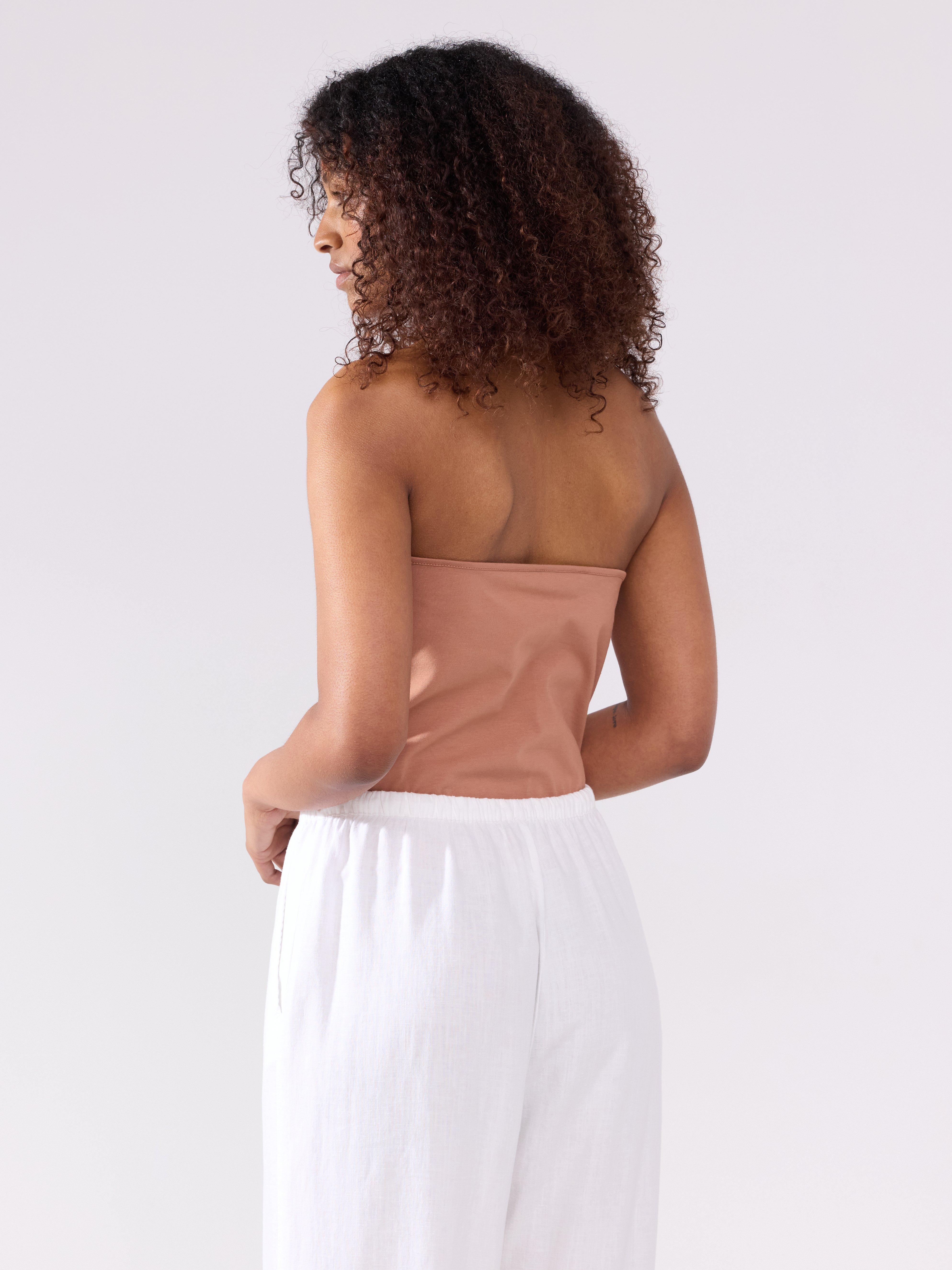 Top de cuello halter color beige oscuro