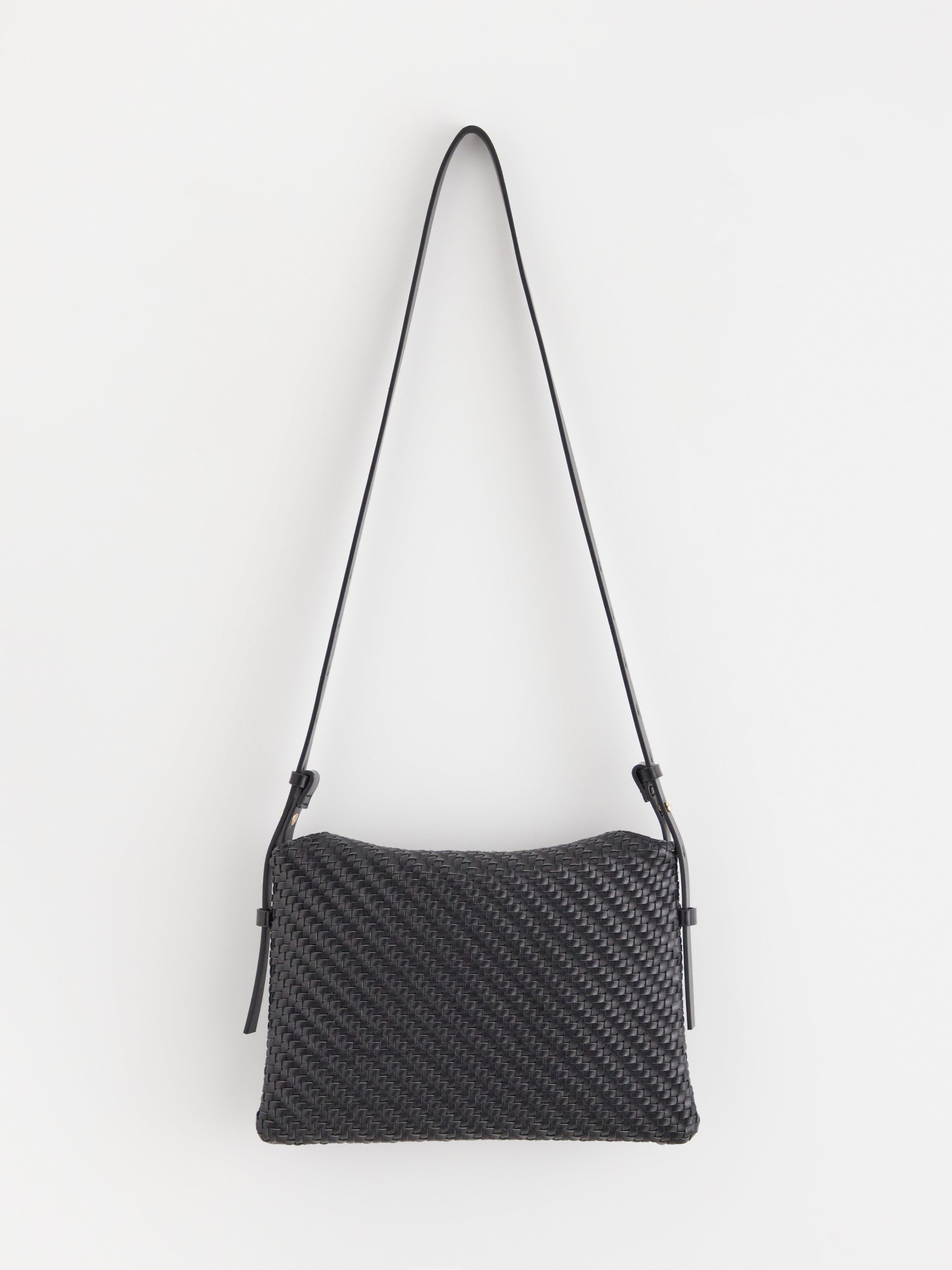 Bolso trenzado de imitación de piel negro.