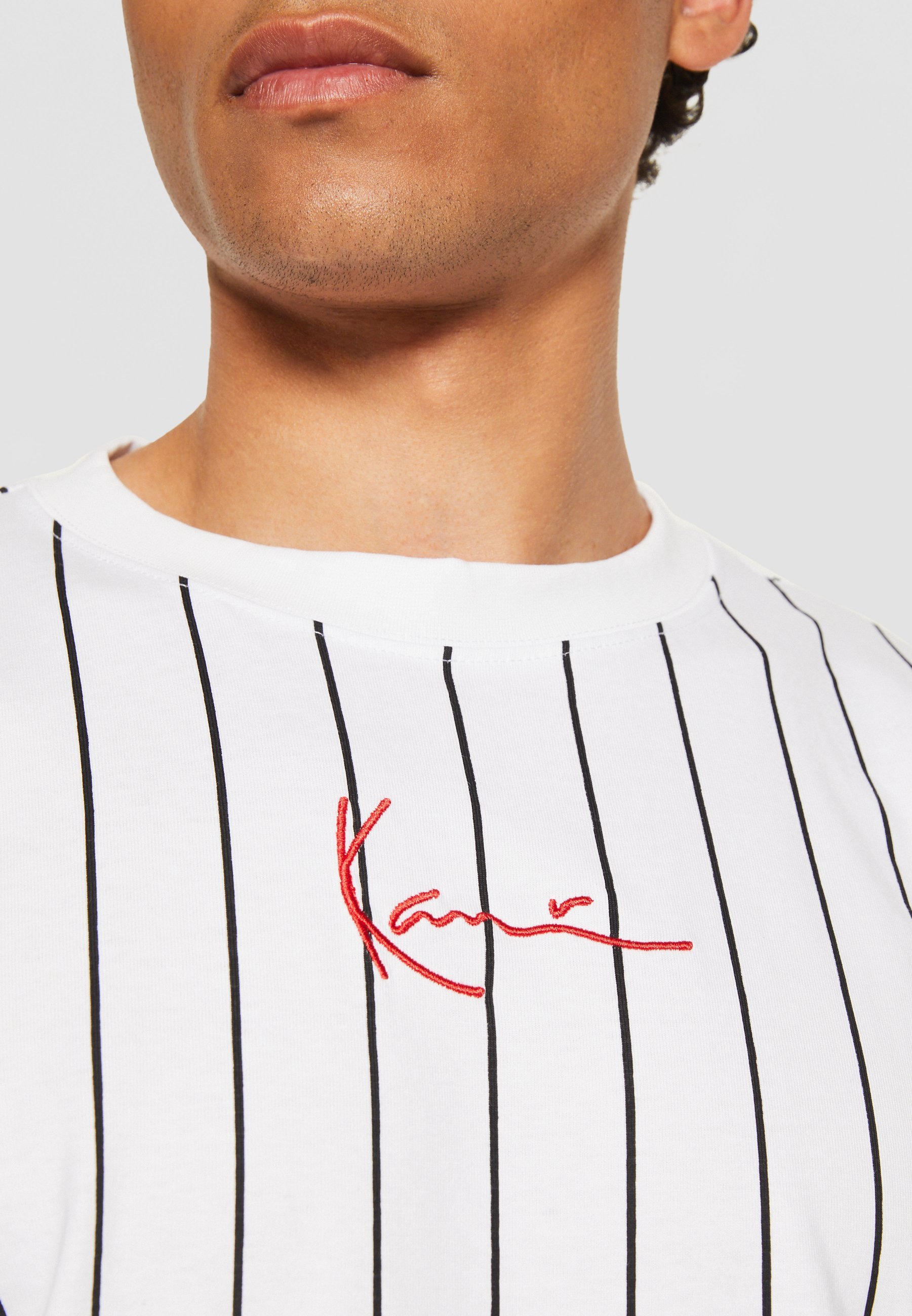 Karl Kani SMALL SIGNATURE PINSTRIPE - Triko s potiskem - blanco