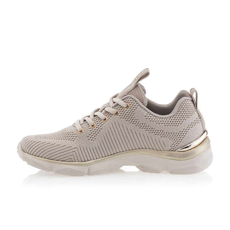 Zapatillas deportivas para mujer color beige.