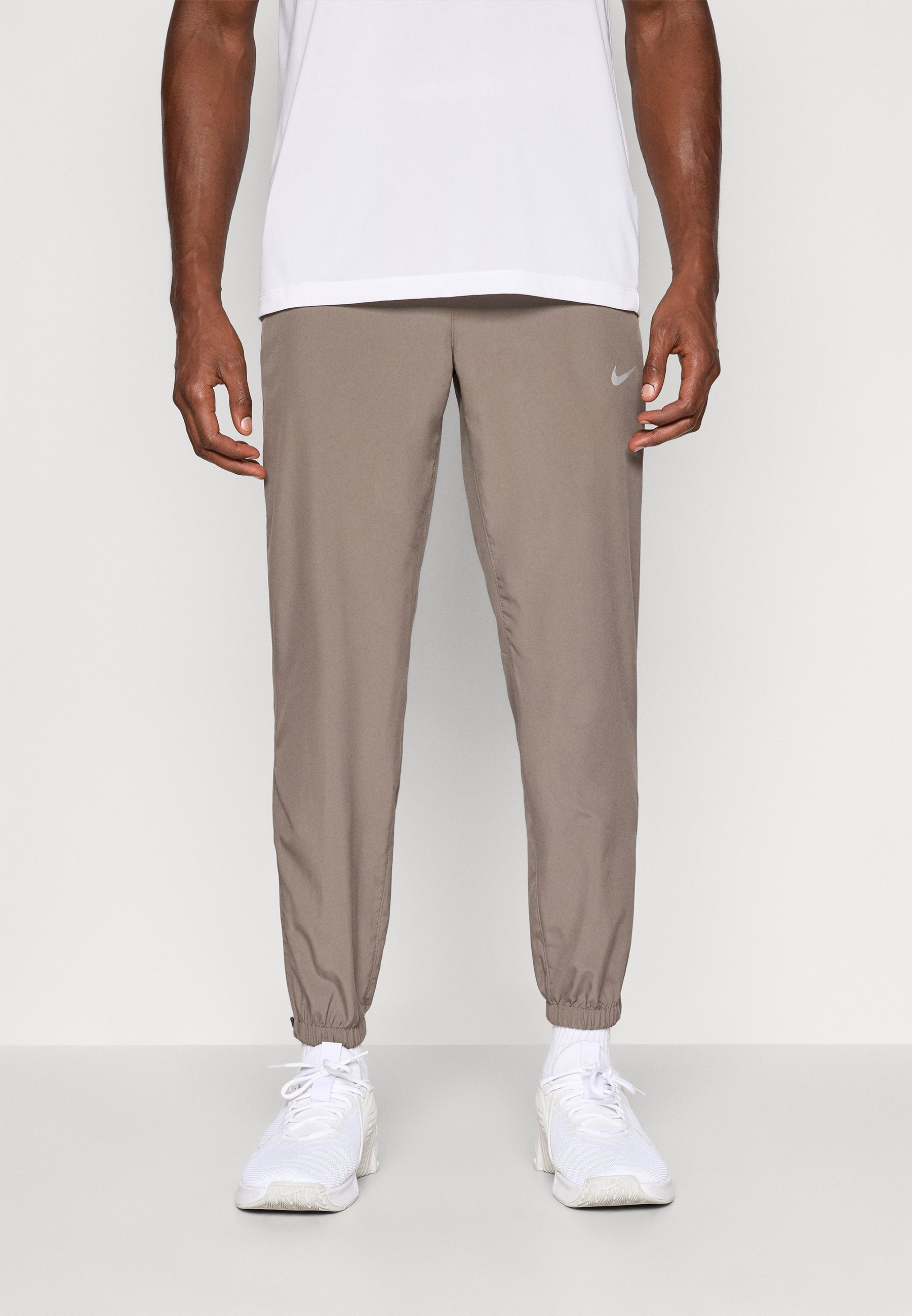 Nike Performance FORM PANT - Trainingsbroek - grotsteen/zwart/reflecterend zilverkleurig