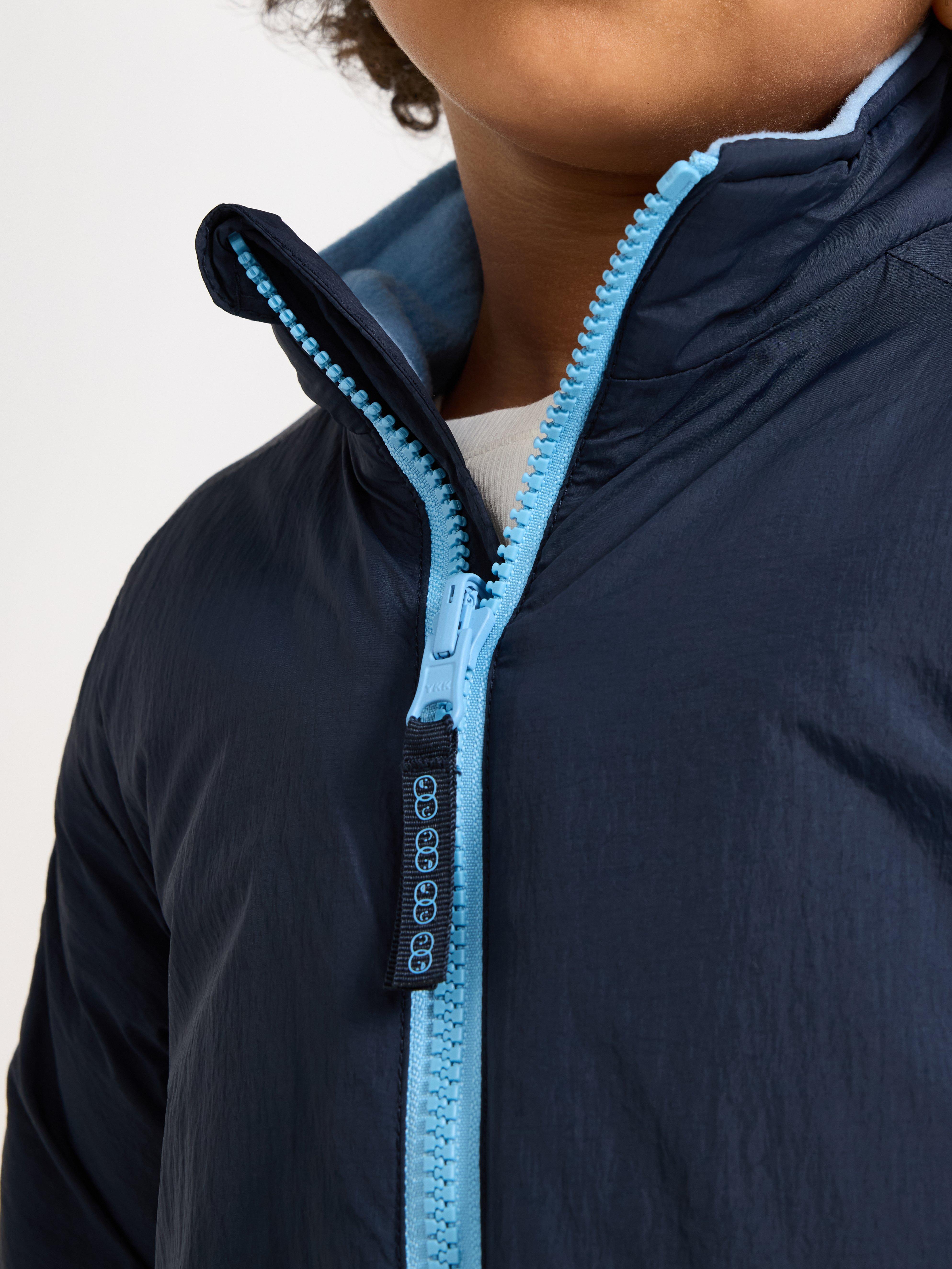 Chaqueta ligera acolchada e impermeable – Ropa deportiva infantil, color azul marino oscuro.
