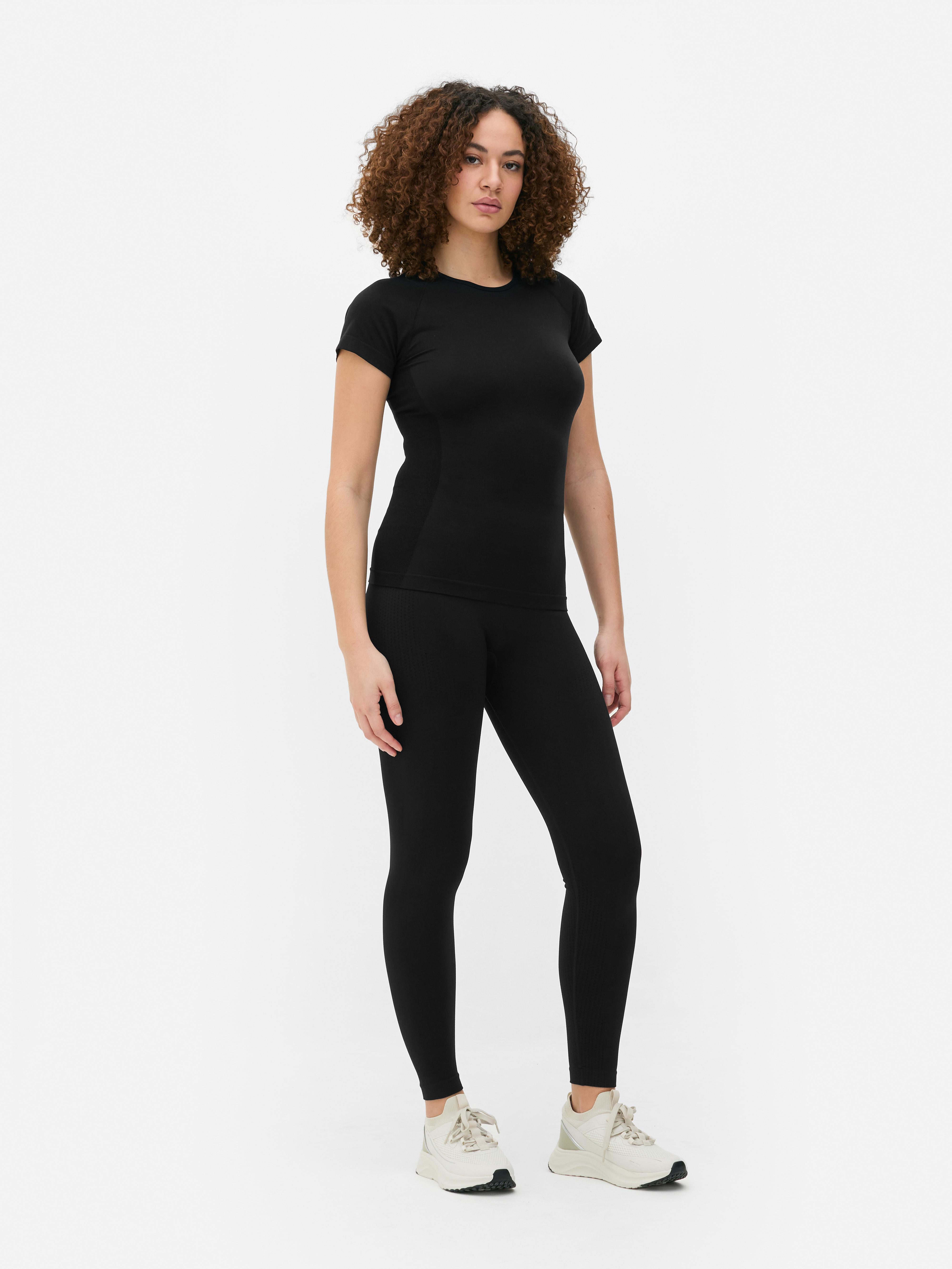 Top sportivo a maniche corte senza cuciture. Un top sportivo con scollo rotondo, maniche corte ed elasticizzato.