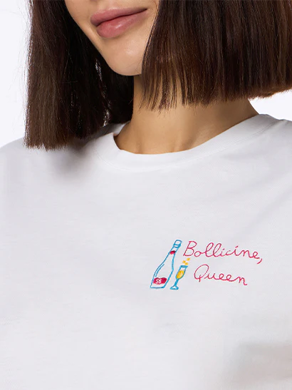 Emilie dames T-shirt met ronde hals, gemaakt van witte katoenen jersey, met borduurwerk.
