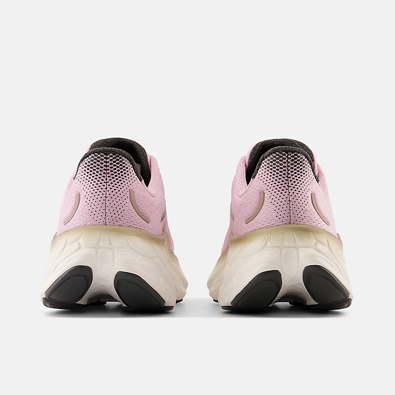 Fresh Foam X More v4 für Damen – Lilac Cloud mit schwarzem Rand und hellgoldener Metallic-Lackierung