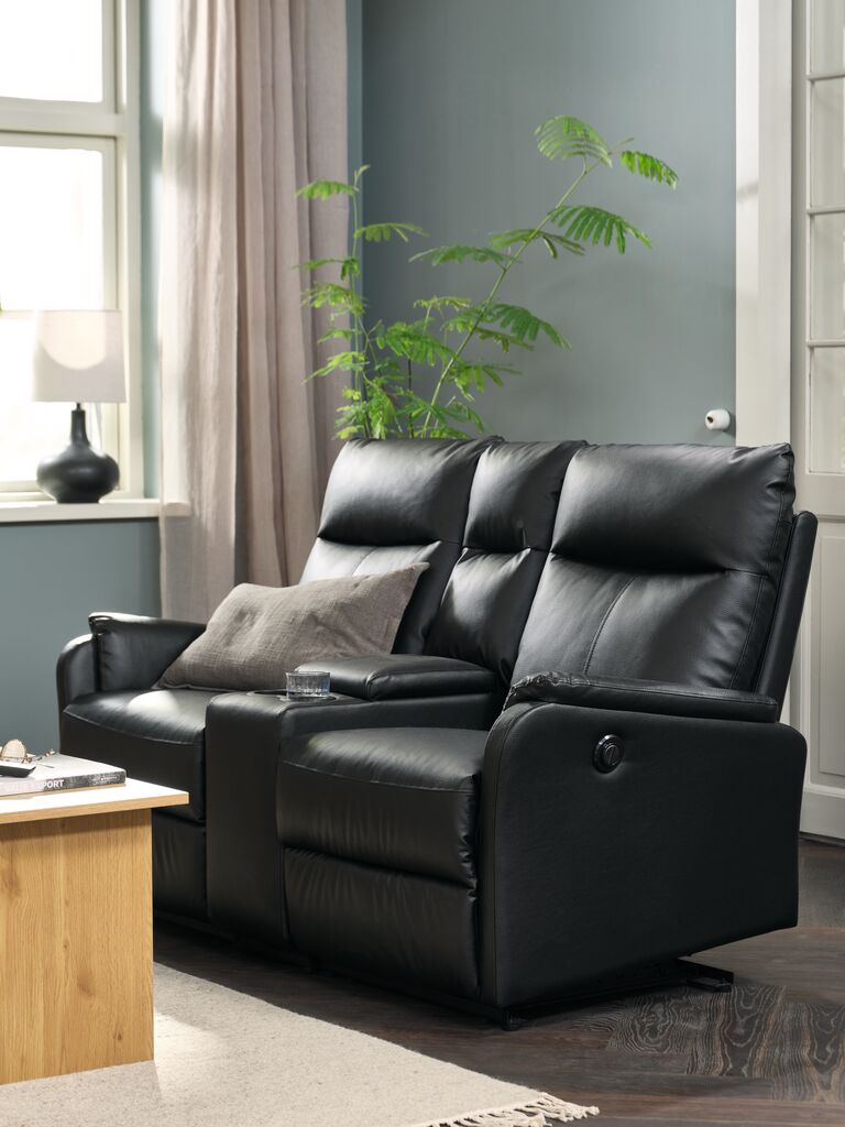 ABILDSKOV ABILDSKOV dvivietė sofa su konsole iš juodos dirbtinės odos