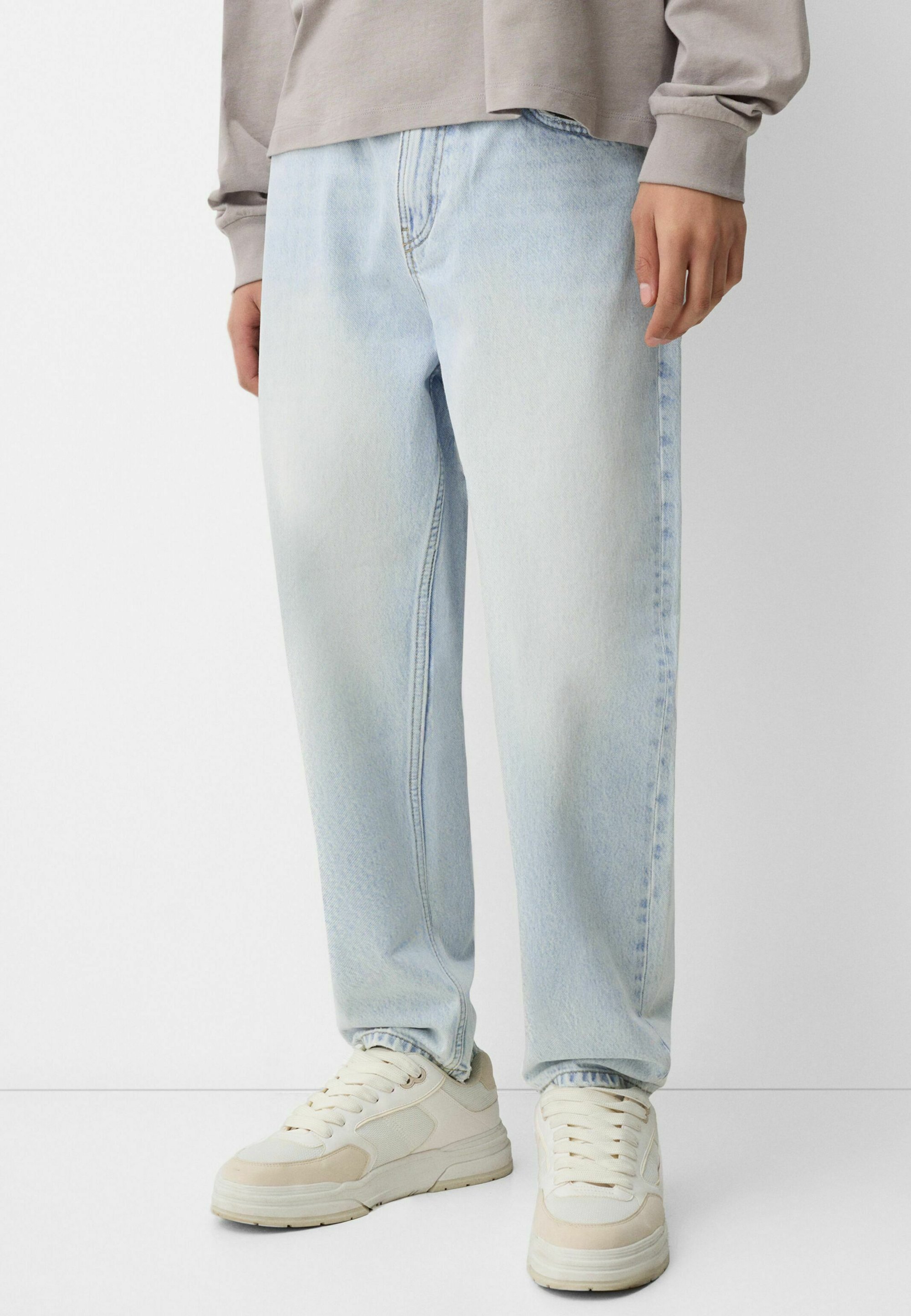 Bershka LOOSE - Jeans Tapered Fit - Hellblau