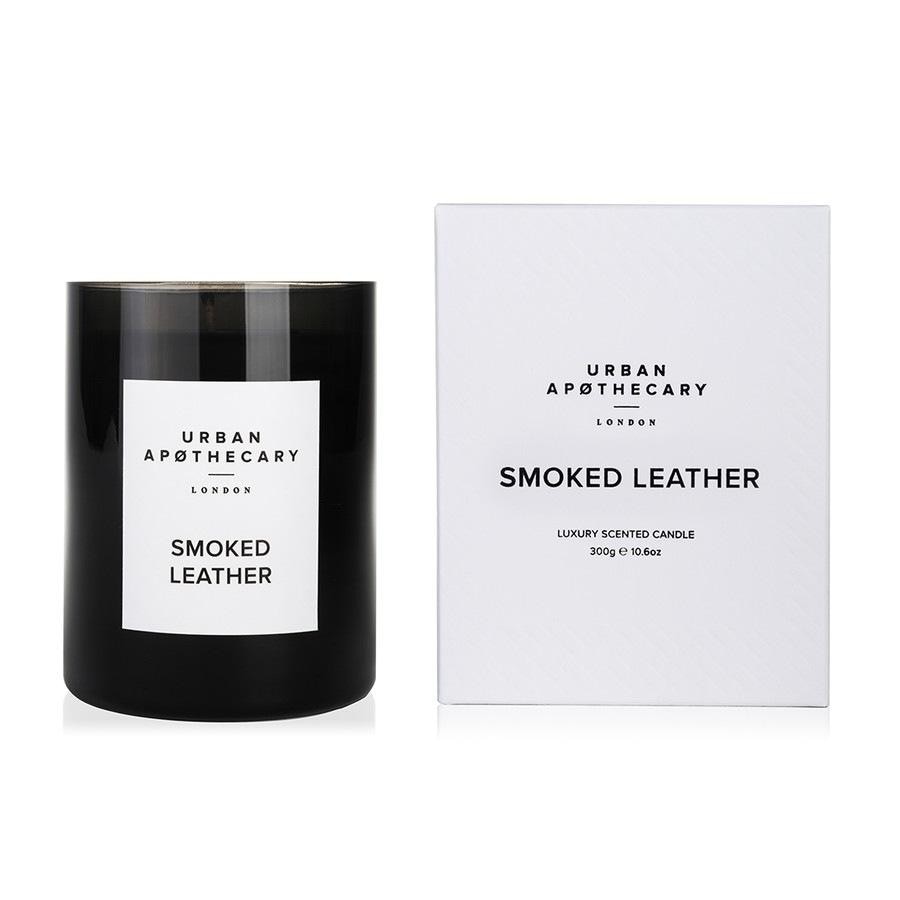 Vonná svíčka Urban Apothecary v luxusní skleněné krabičce, uzená kůže – 300 g