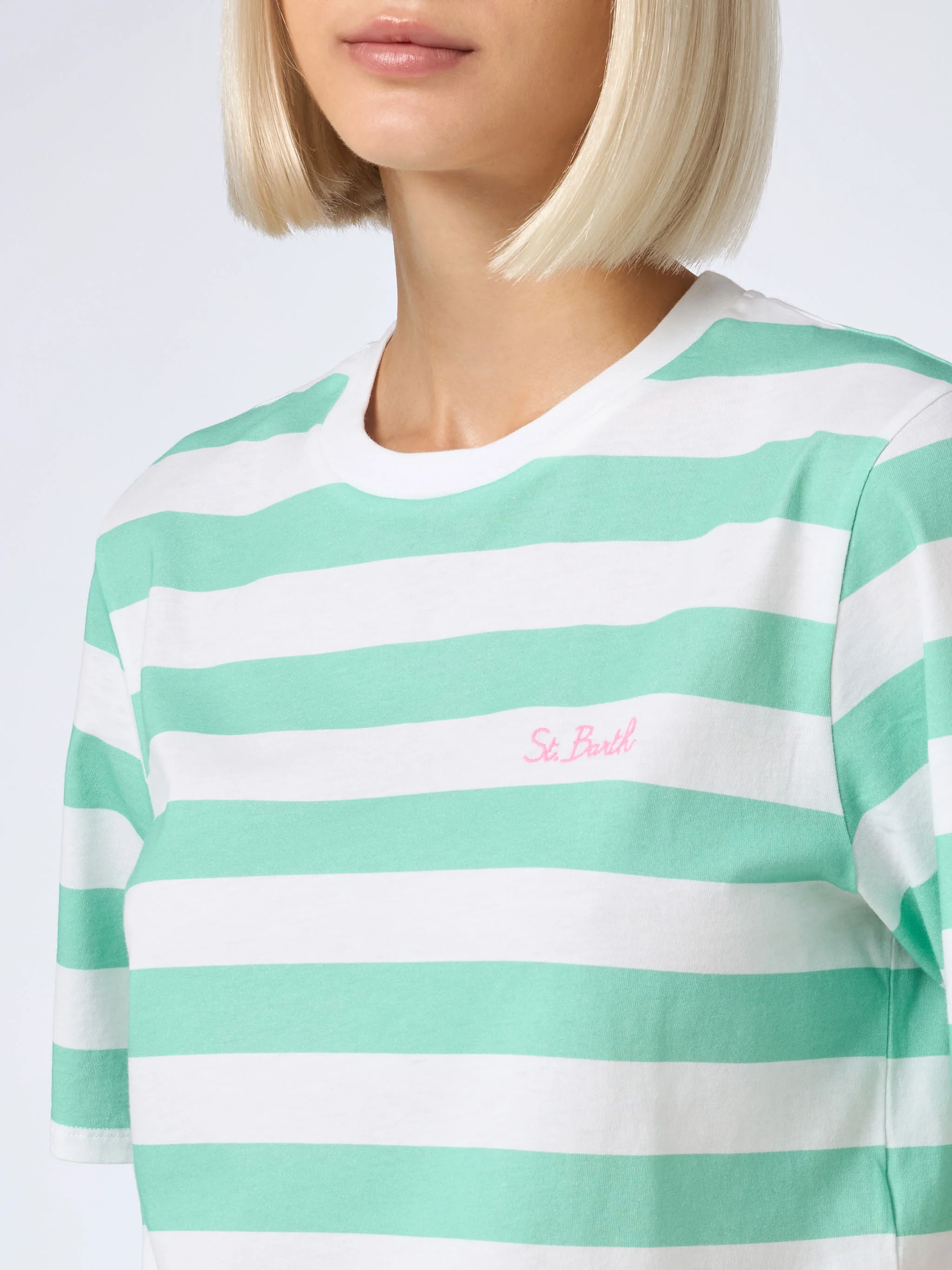 Dames cropped T-shirt met witte en aquamarijnkleurige strepen