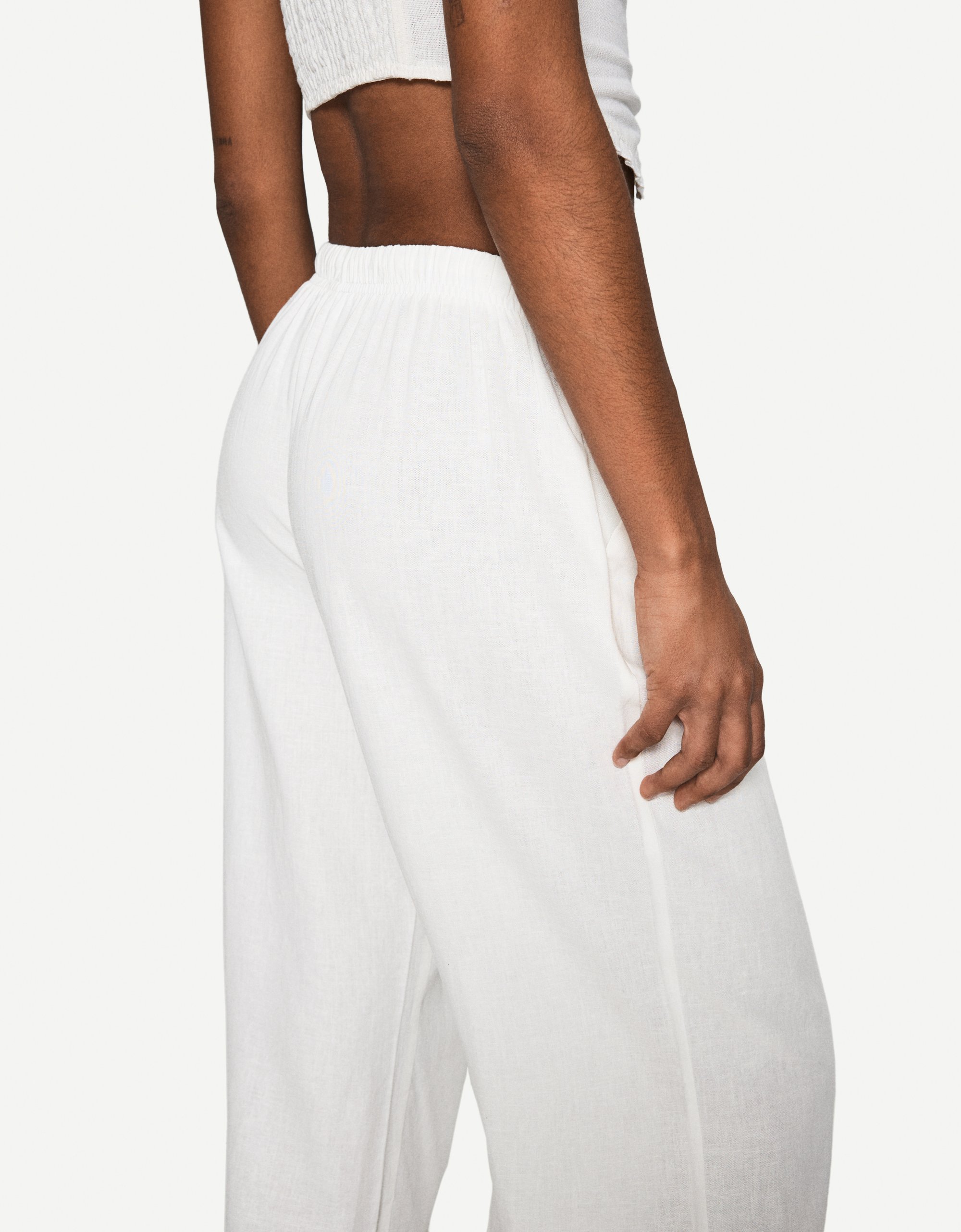 Bershka elastse vöökohaga - Püksid - valged