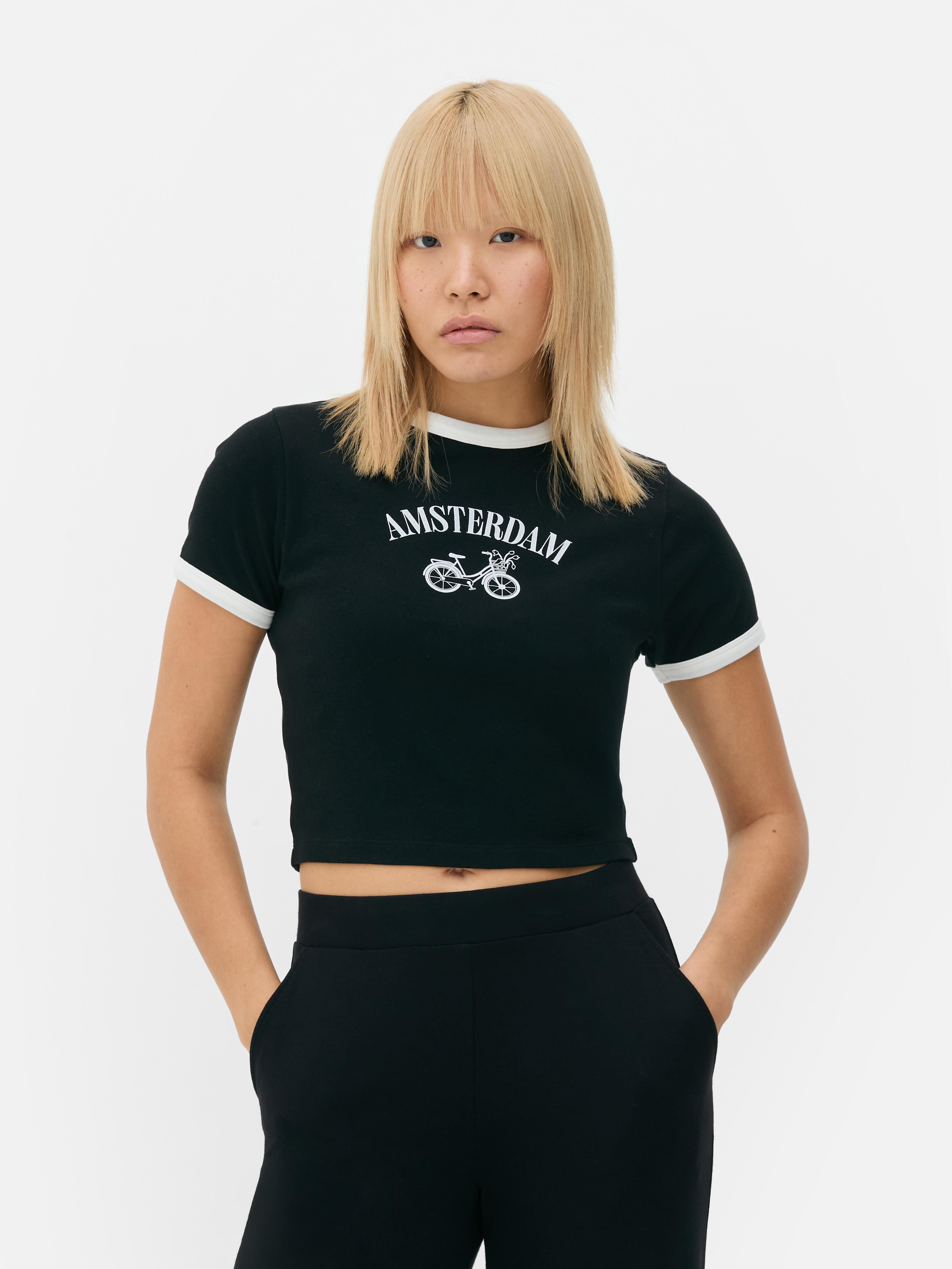 Tricou pentru bebeluși cu imprimeu Amsterdam Tricou pentru bebeluși cu mâneci scurte, margini contrastante și imprimeu Amsterdam pentru