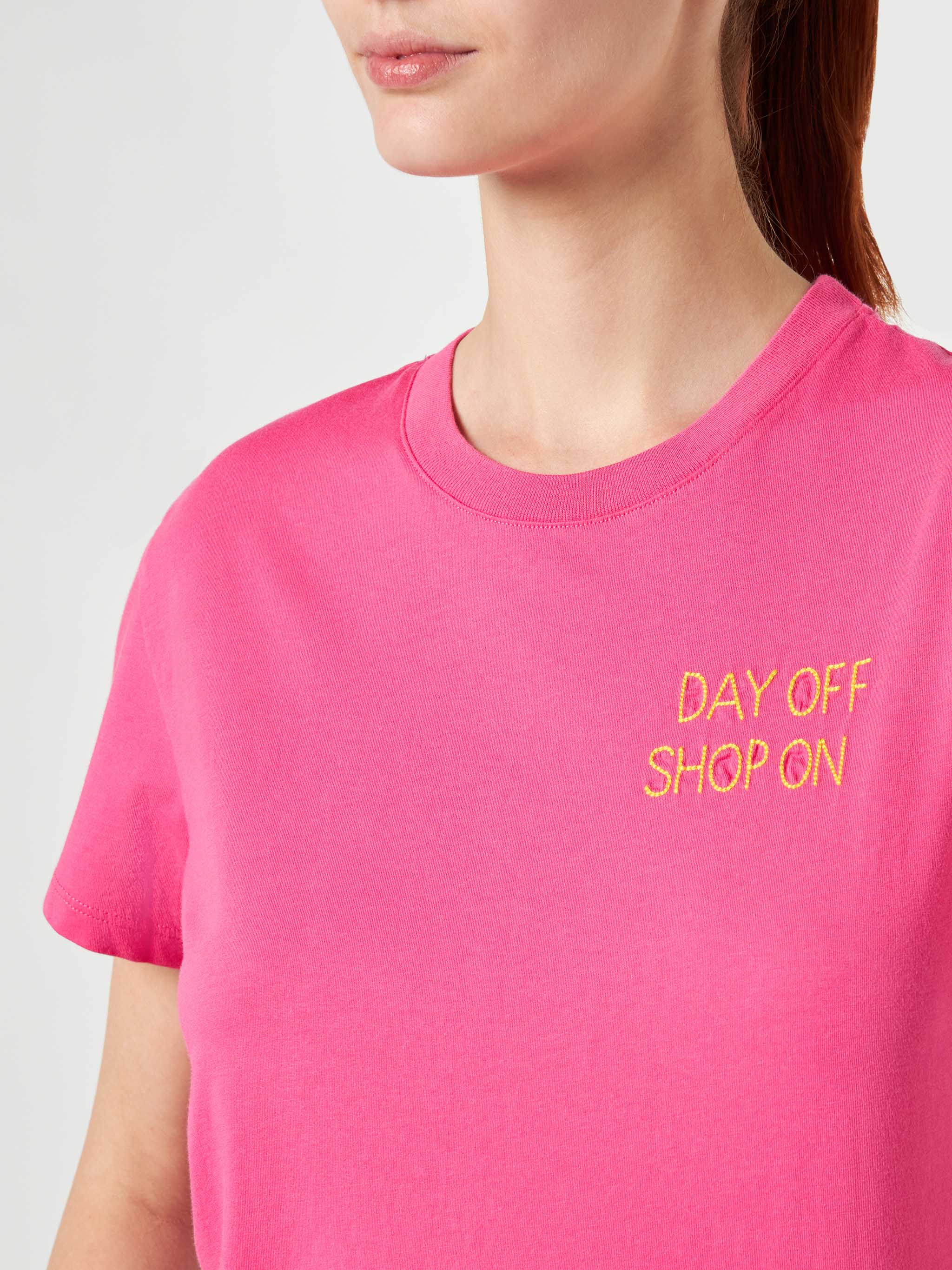Dames T-shirt van fuchsia katoen met borduurwerk