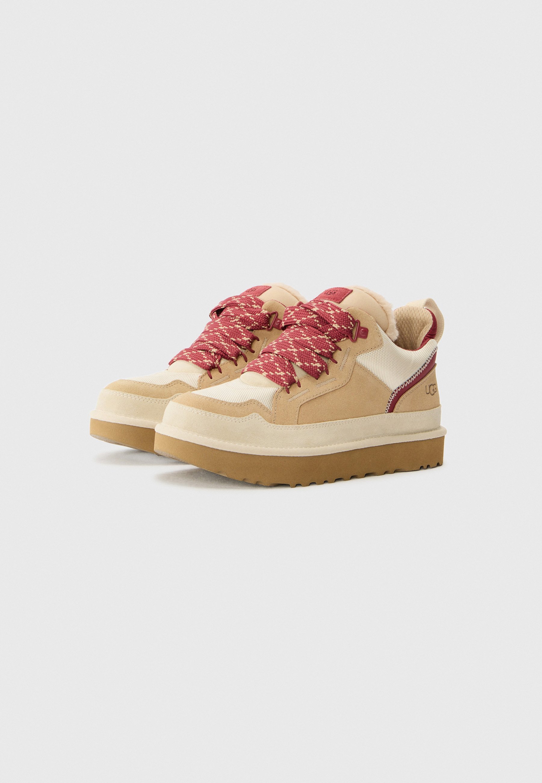Baskets UGG LOWMEL - coloris bois flotté/rouge cyclisme
