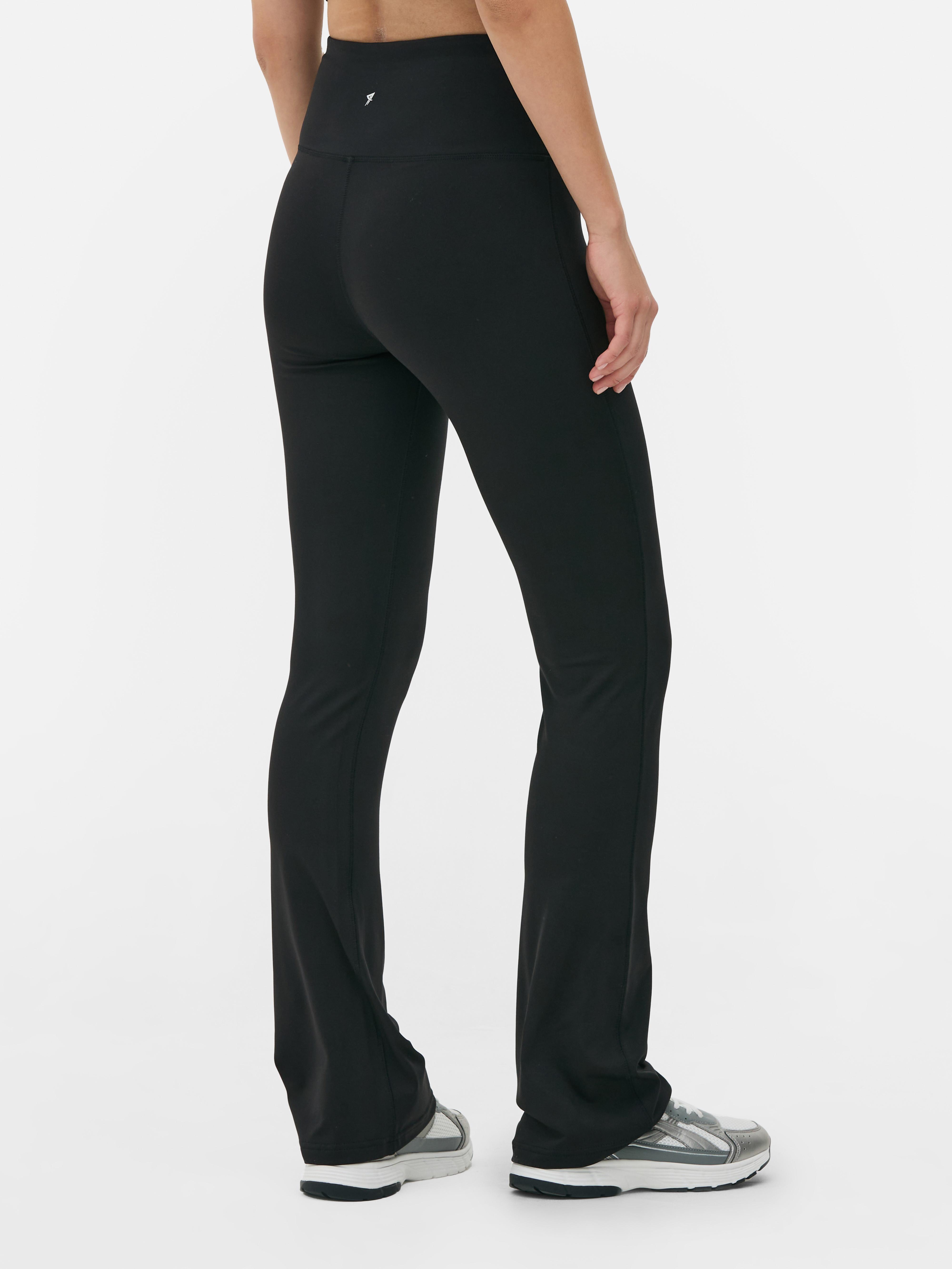 Colanți yoga evazați. Colanți cu talie elastică lată și talie evazată pe picioare pentru un look casual și sportiv.