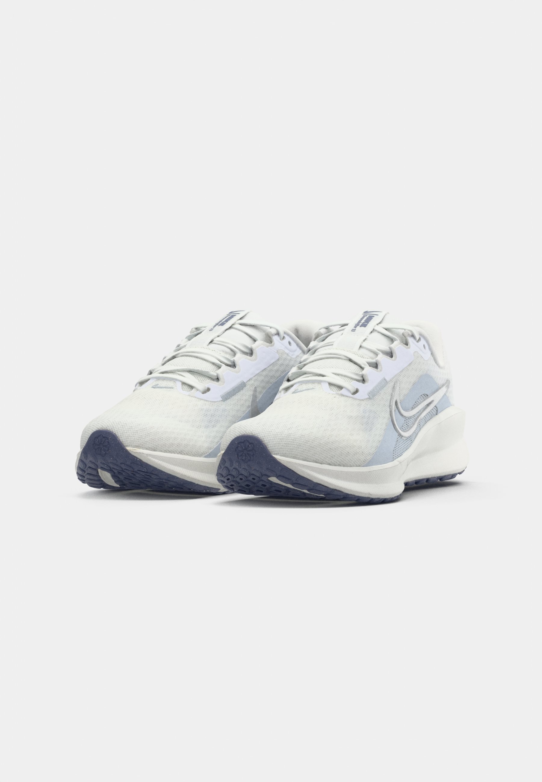 Nike Performance DOWNSHIFTER 13 - Scarpe da corsa su strada - bianco/argento metallizzato/grigio calcio/indaco mondiale/bianco vetta