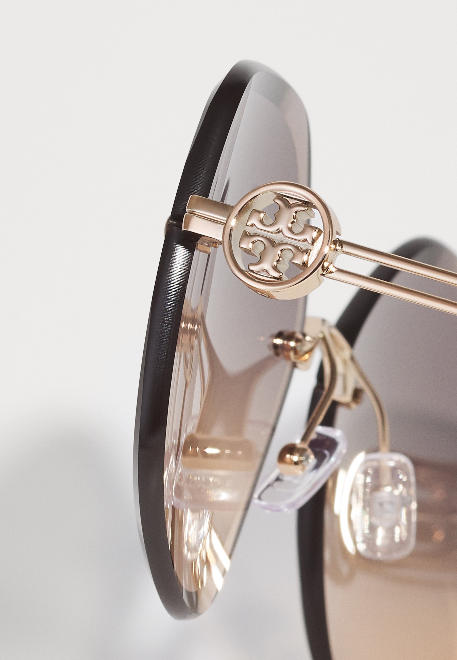 „Tory Burch“ akiniai nuo saulės – šviesiai rožinio aukso spalvos