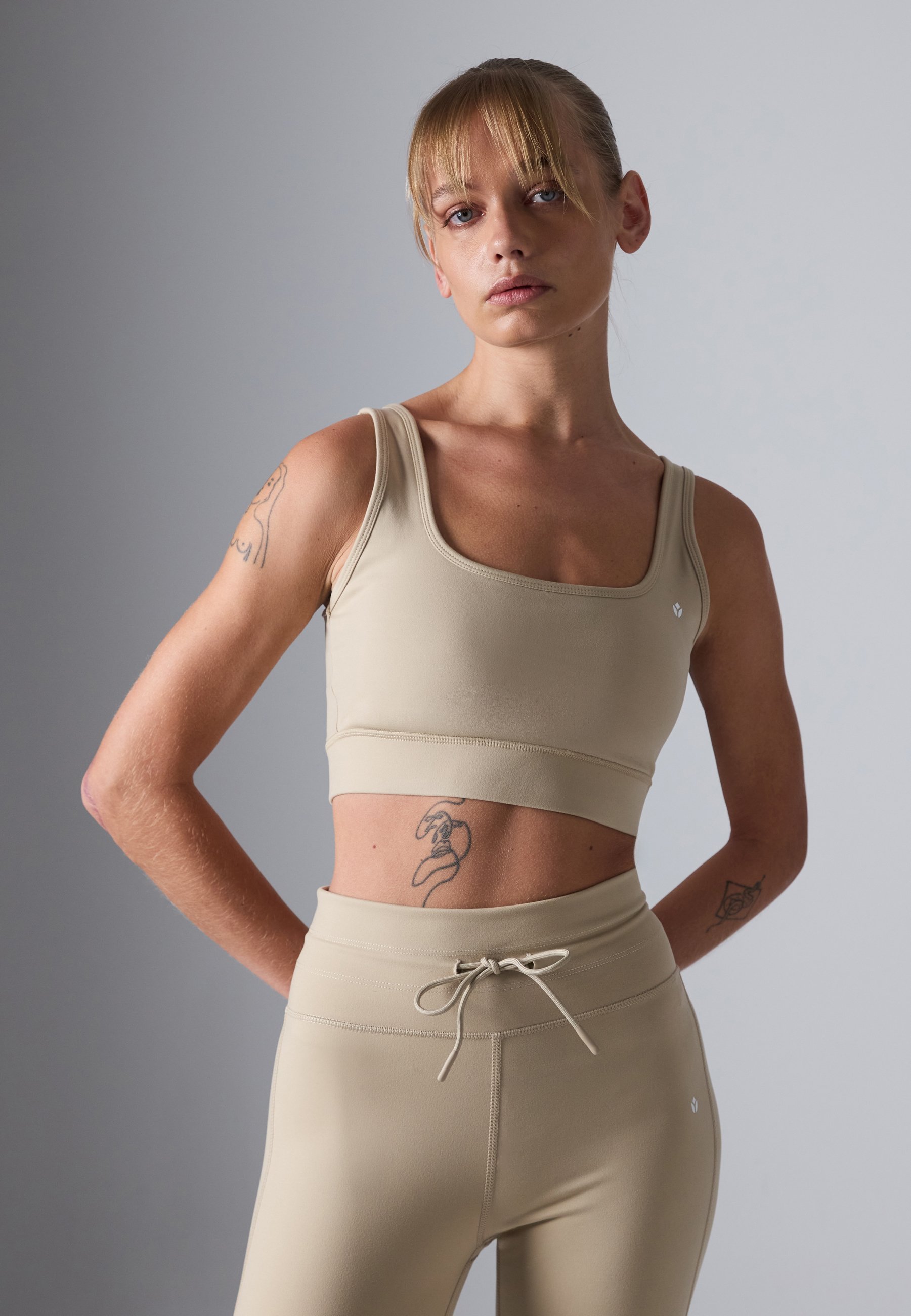 Even&Odd active SPORTSKI GRUDNJAK S KVADRATNIM IZREZOM I SREDNJOM PODRŠKOM - Sportski grudnjak srednje potpore - bež