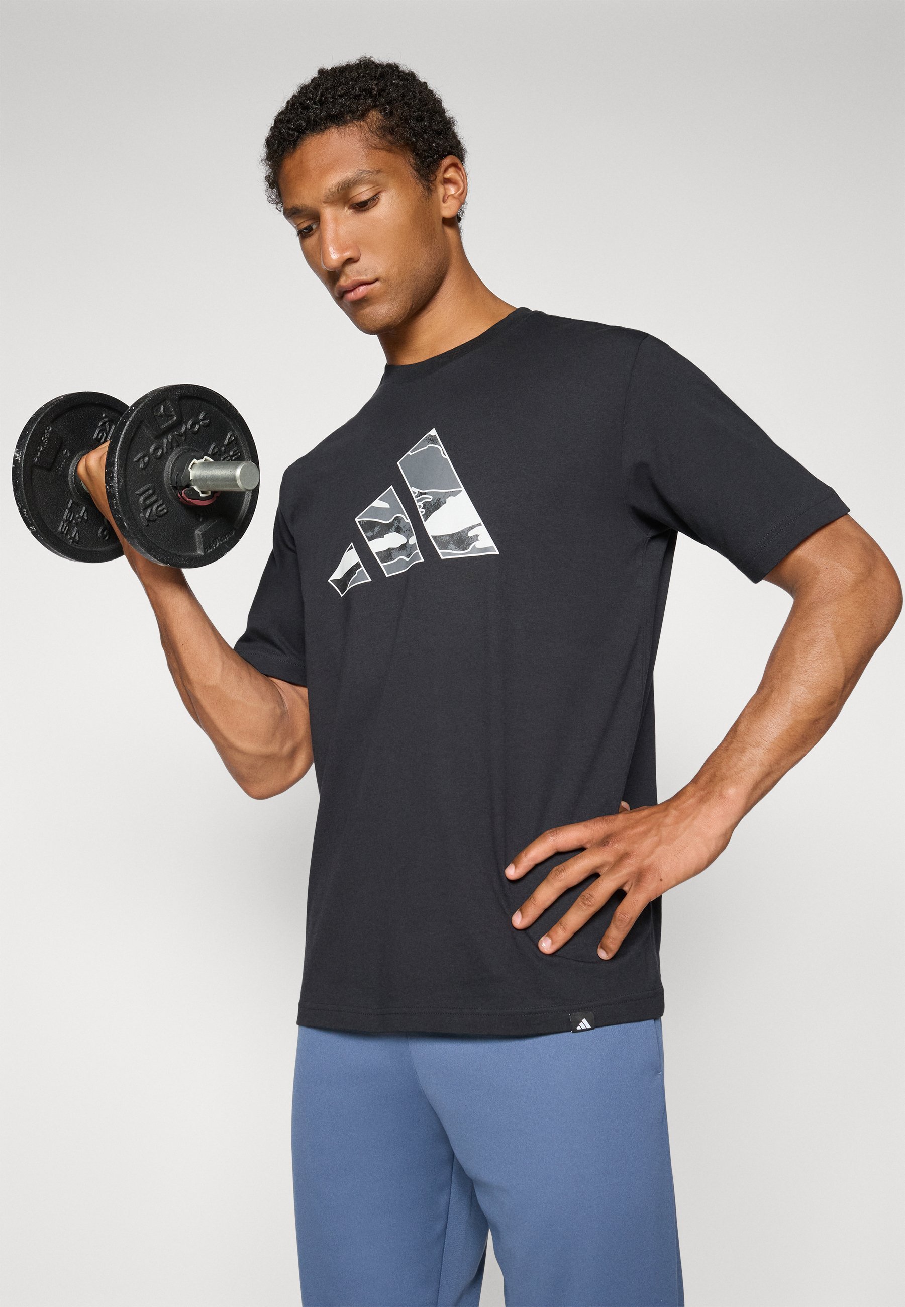 adidas Sportswear CAMO LOGO - T-shirt met print - zwart