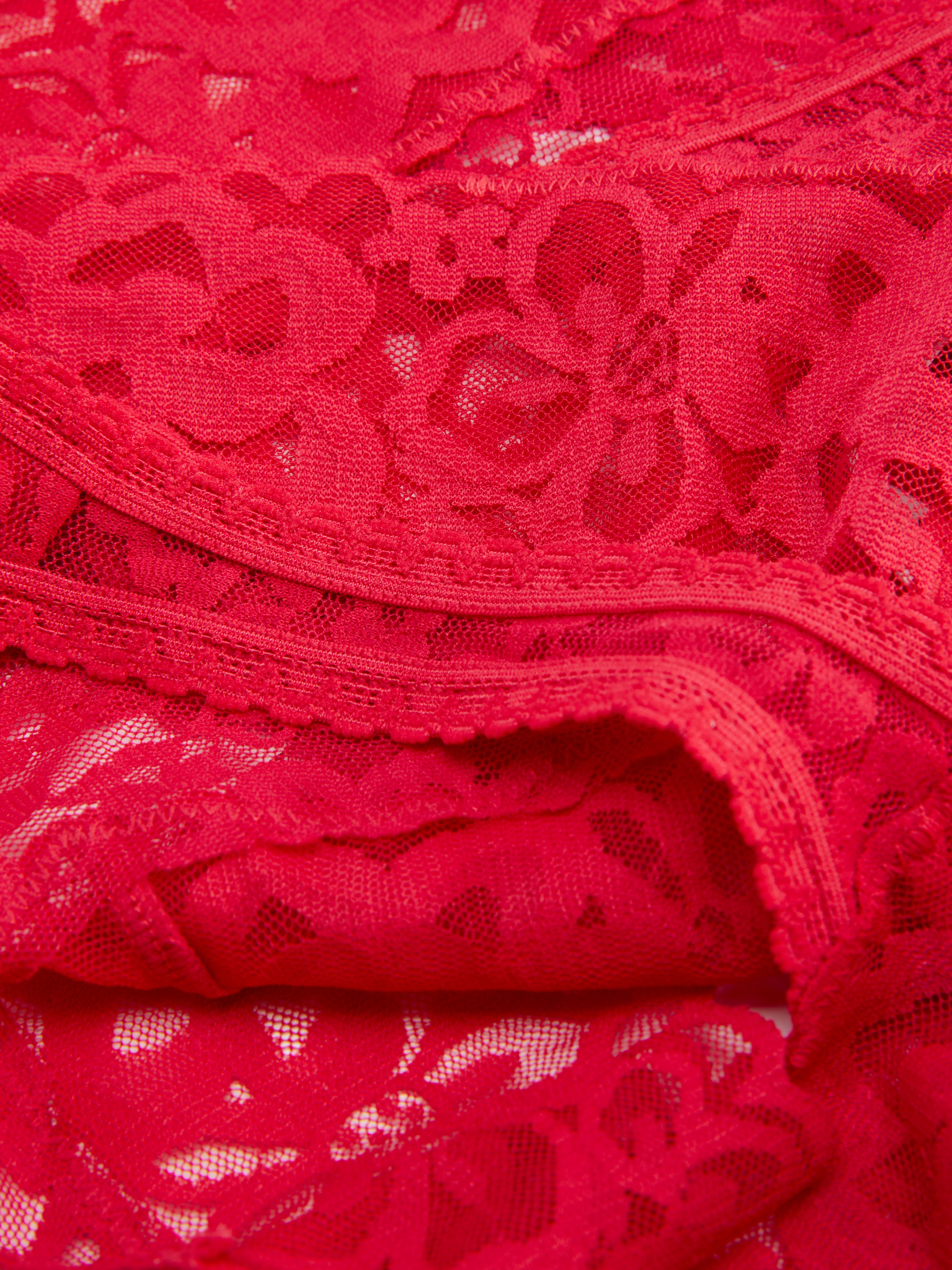 Set de 3 tanga tip bandeau din dantelă florală. Acest trio de tanga aduce luxul dantelei în sertarul tău de lenjerie intimă.