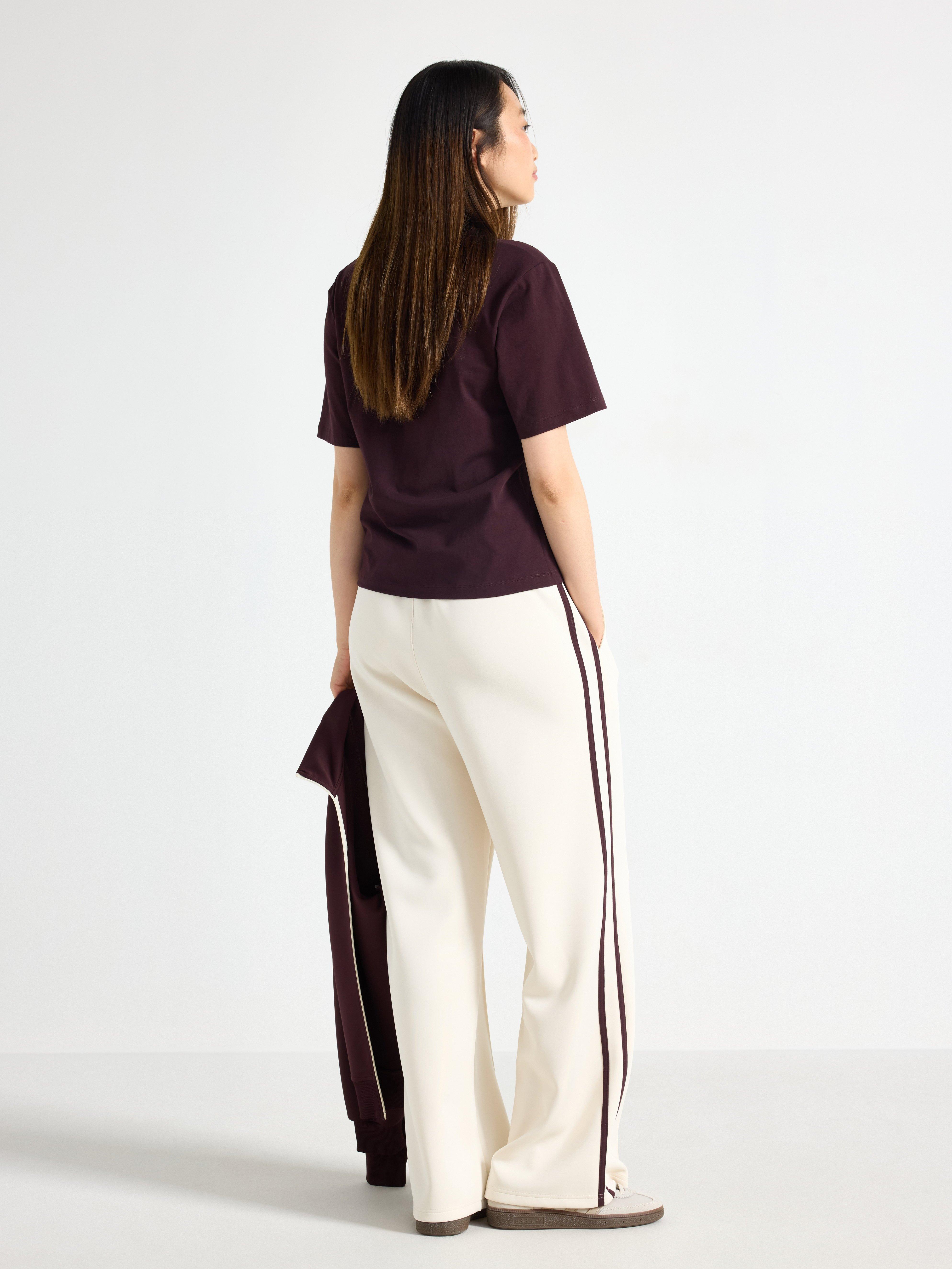 Pantalones anchos de punto color beige claro.
