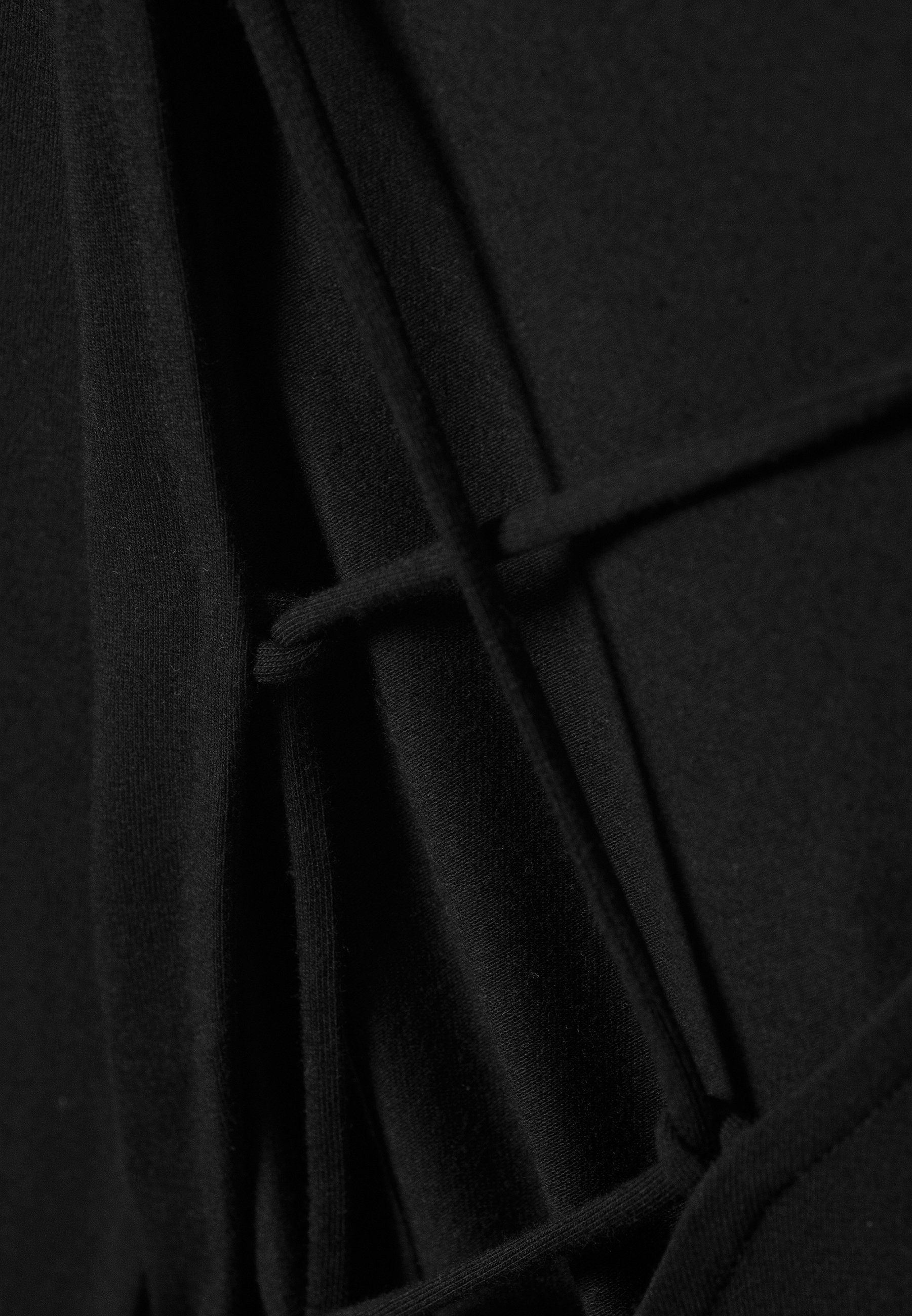 Maglia a maniche lunghe asimmetrica con incrocio sulla schiena, ideale per i giorni feriali - nera