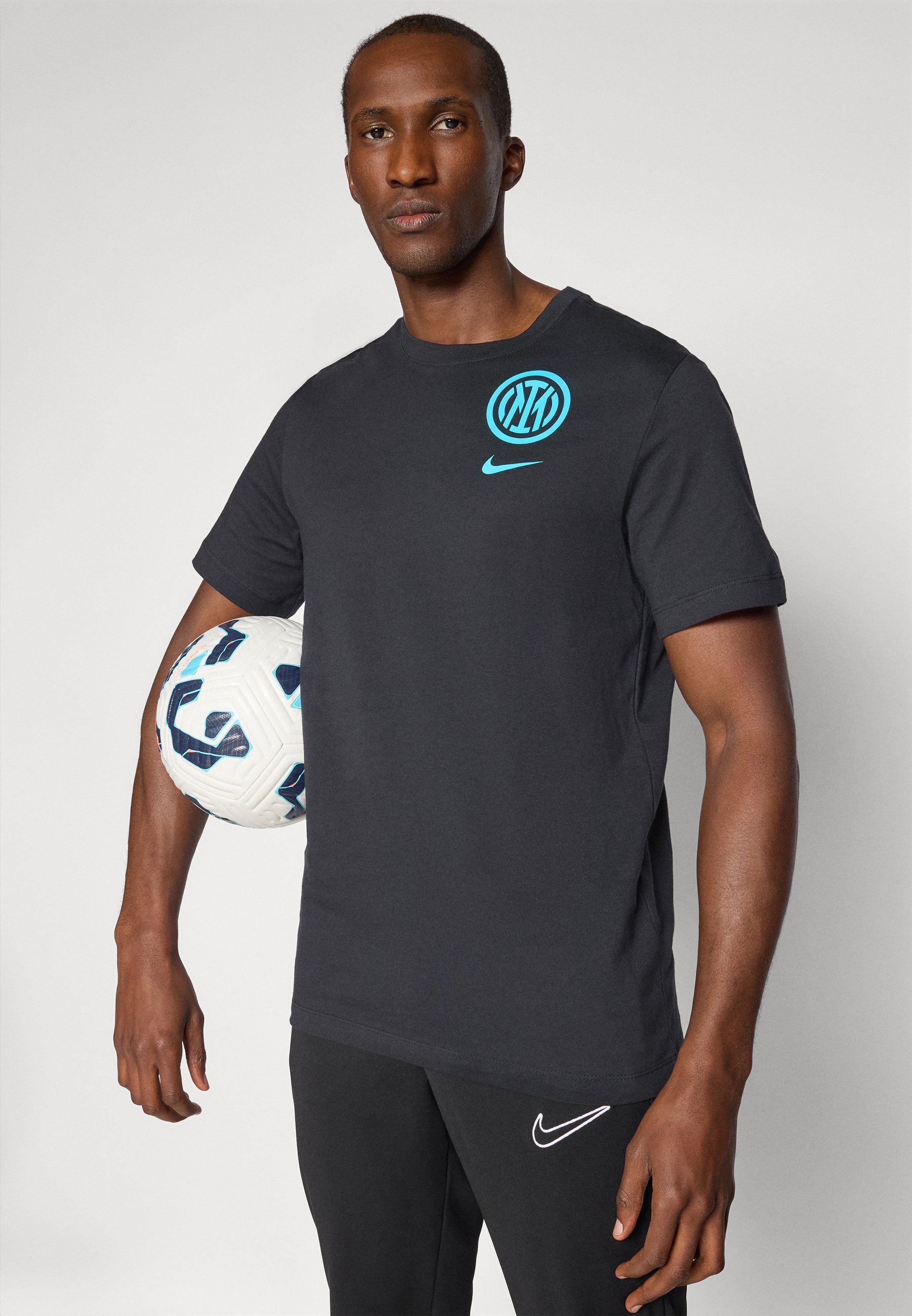 Nike Performance INTER MILAN CREST TEE - Klubbklær - black/white ...