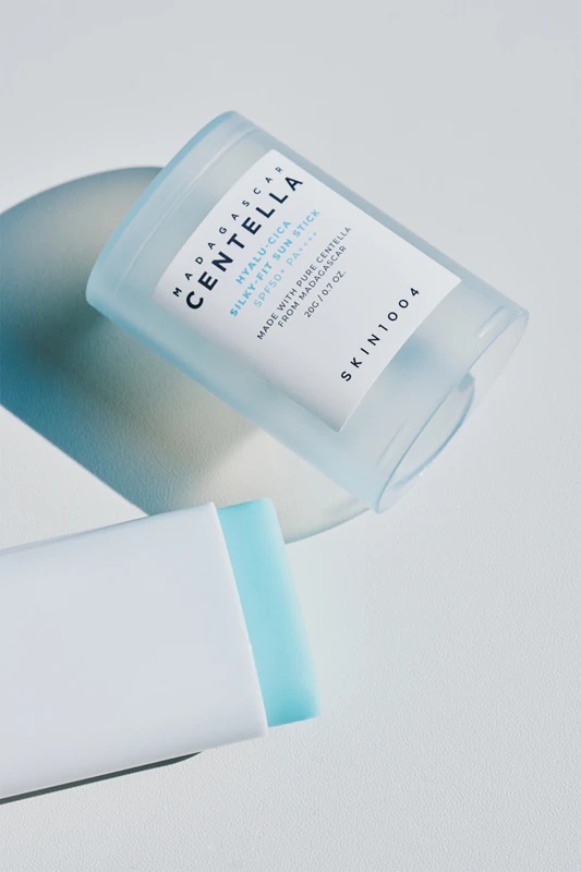 SKIN1004 Madagaskaras Centella Hyalu-Cica Silky-Fit Sun Stick aizsargājošs un mitrinošs zīmulis ar SPF 50+