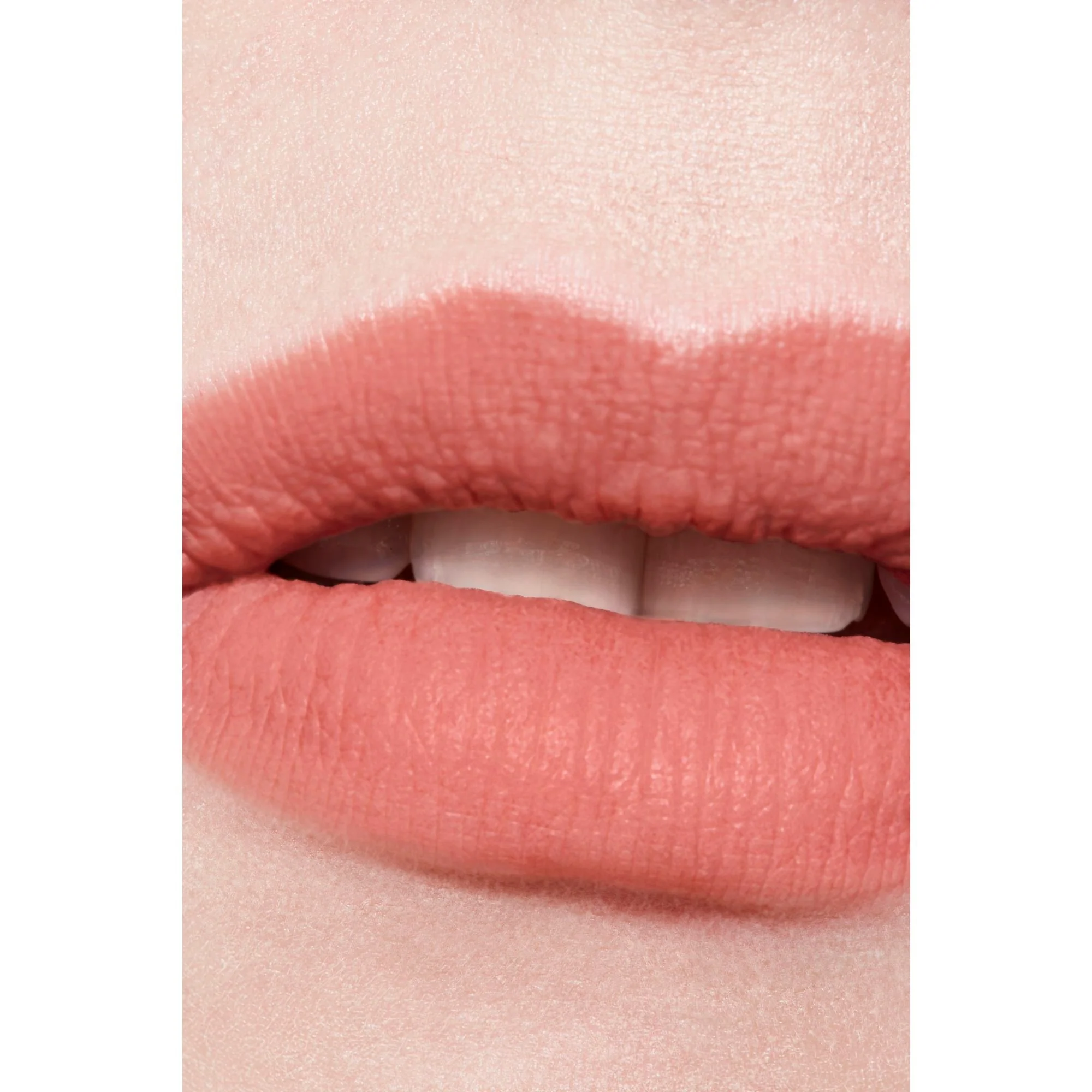 ROUGE ALLURE LIQUID VELVET - IL ROSSETTO FLUIDO OPACO INTENSO ULTRA-TENUTA