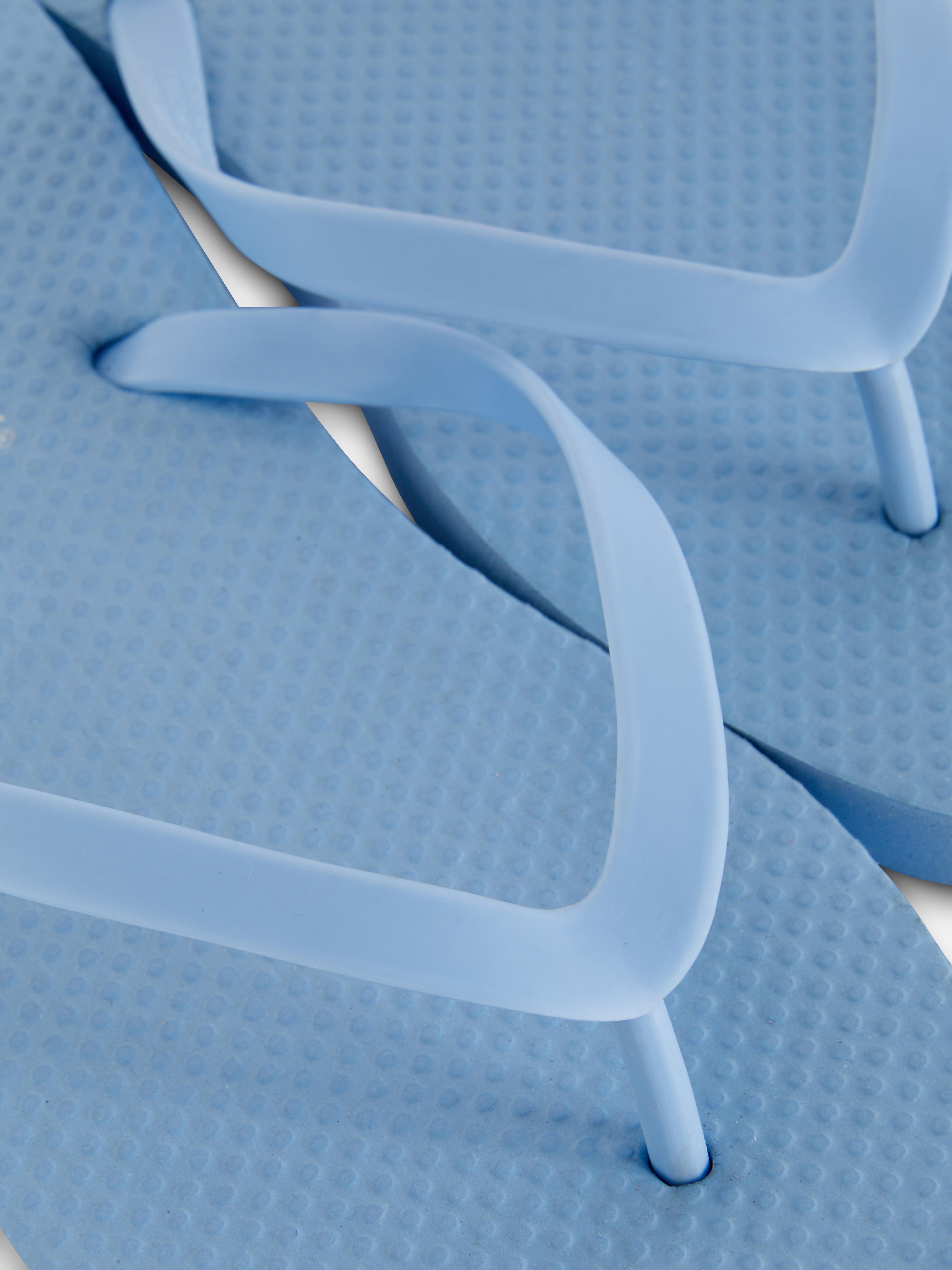 Flip-flops clasici O pereche de flip-flops simpli cu barete înguste și talpă plată
