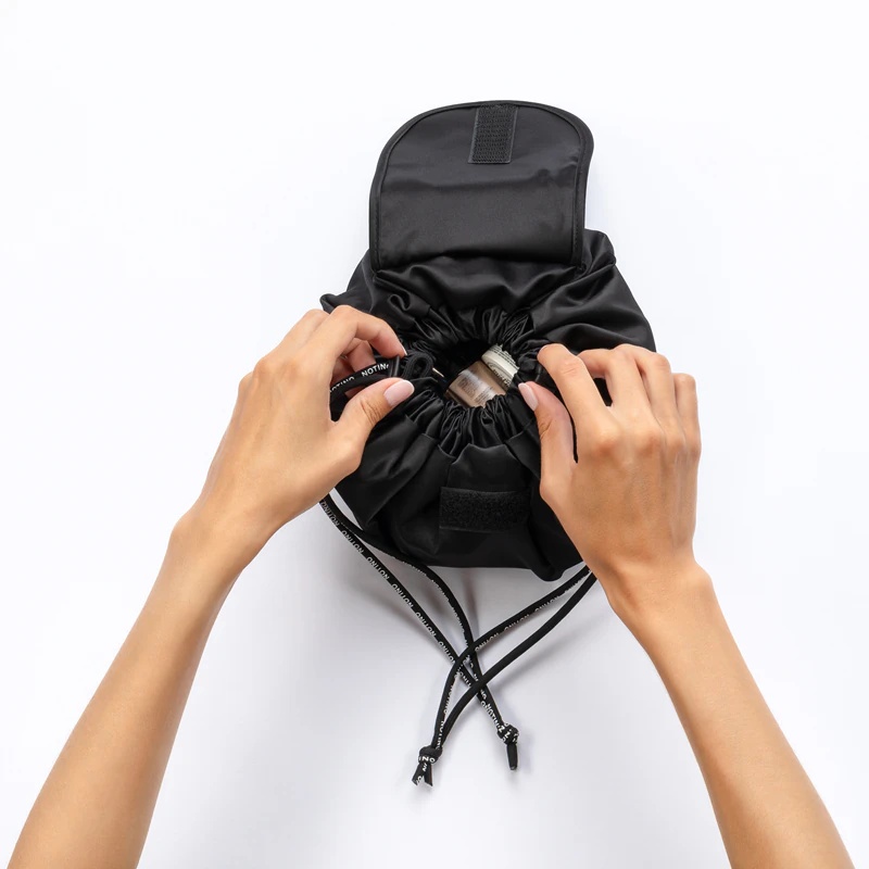 „Notino Travel Collection“ makiažo krepšys su raišteliu – erdvus makiažo krepšys