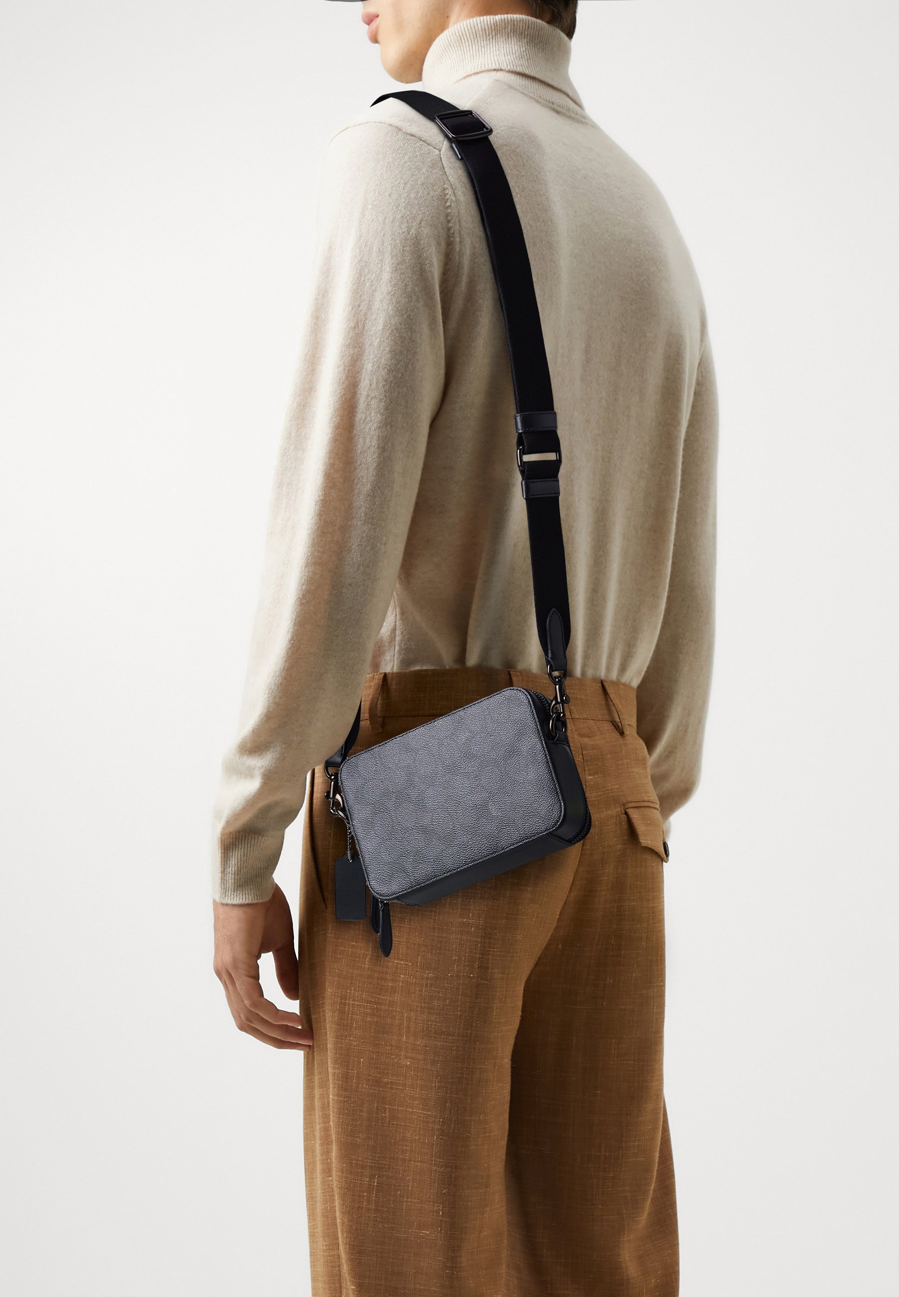 COACH CHARTER CROSSBODY TAS 19 IN SIGNATURE CANVAS - Crossbodytas - antraciet