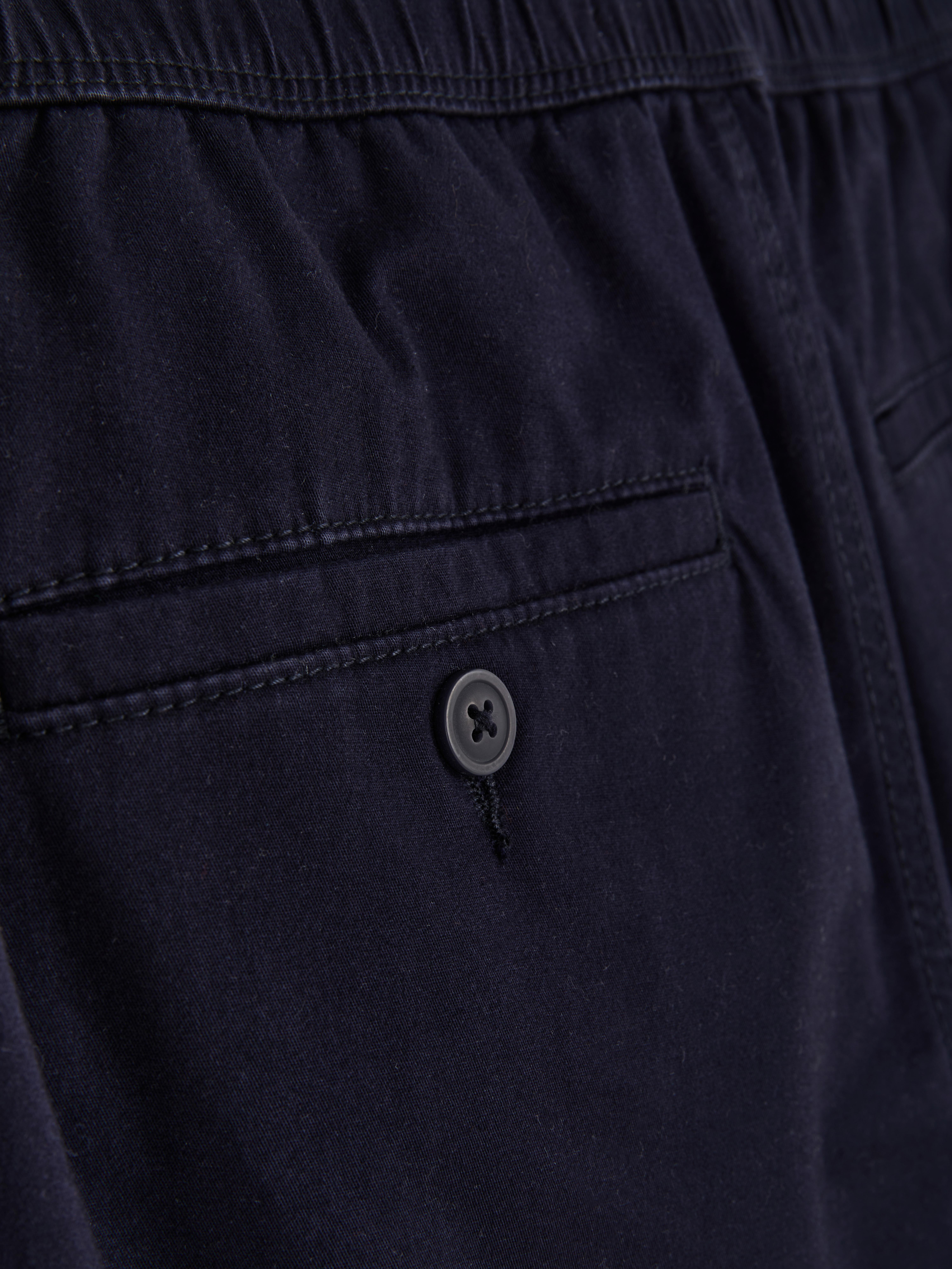 Pantaloni cu talie elastică. Acești pantaloni eleganți cu talie elastică sunt extrem de confortabili și se potrivesc perfect.