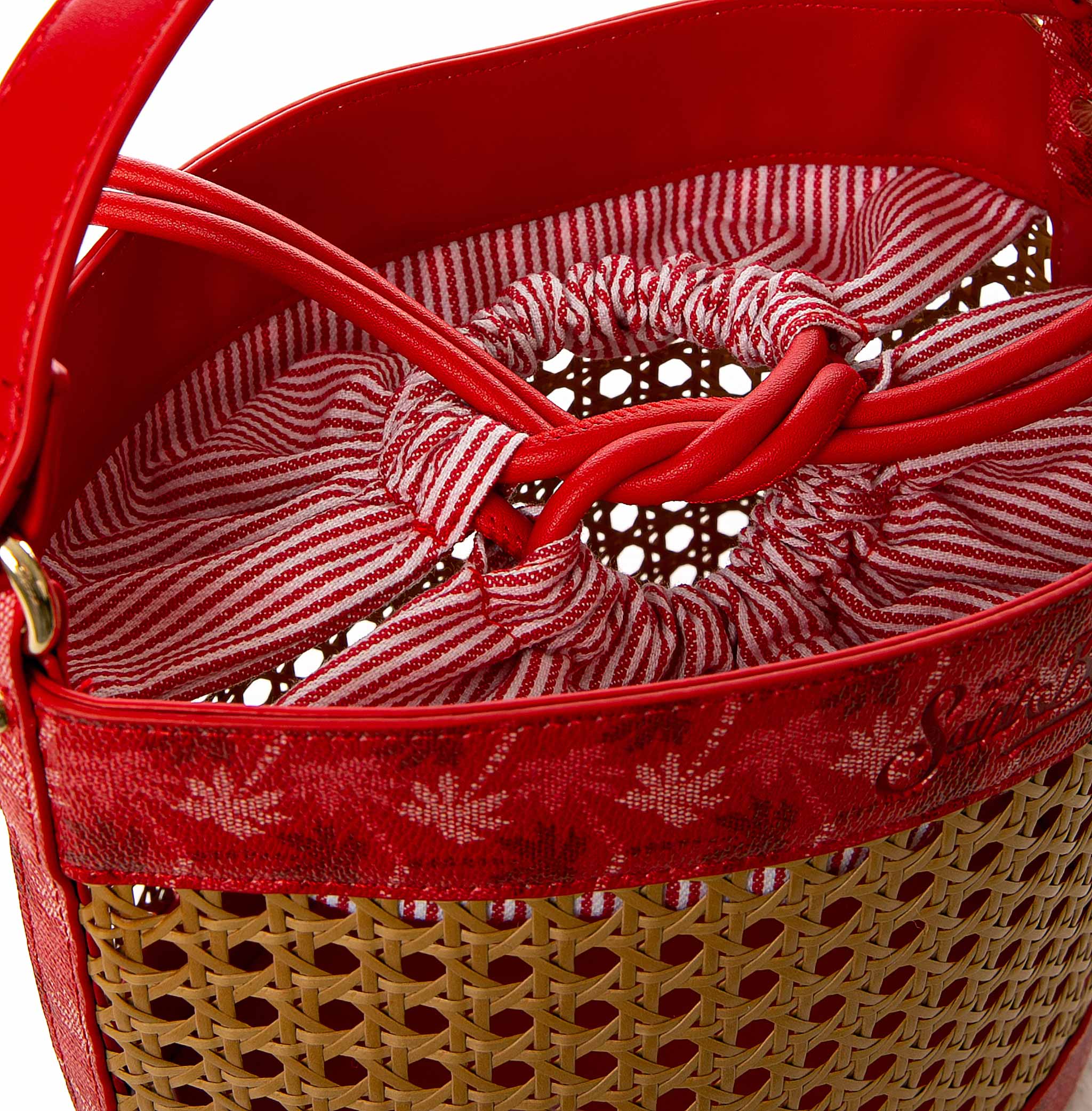 Bolso tipo cubo de paja con detalles de monograma rojo