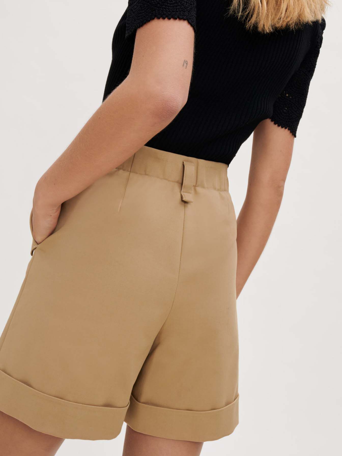 Pantaloni scurți din bumbac camel cu tiv