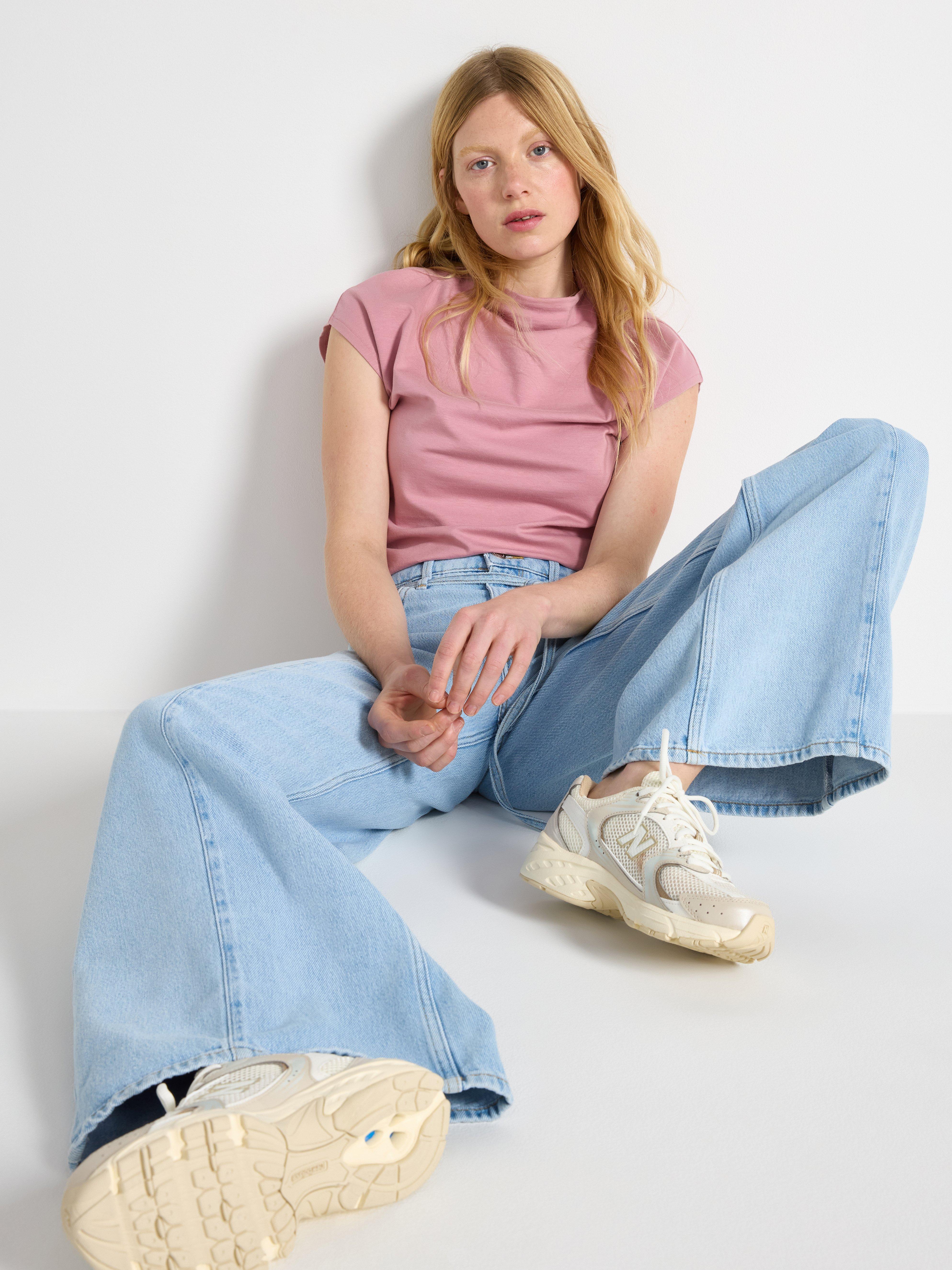Calça jeans WIDE macia com pernas extra largas em denim claro.