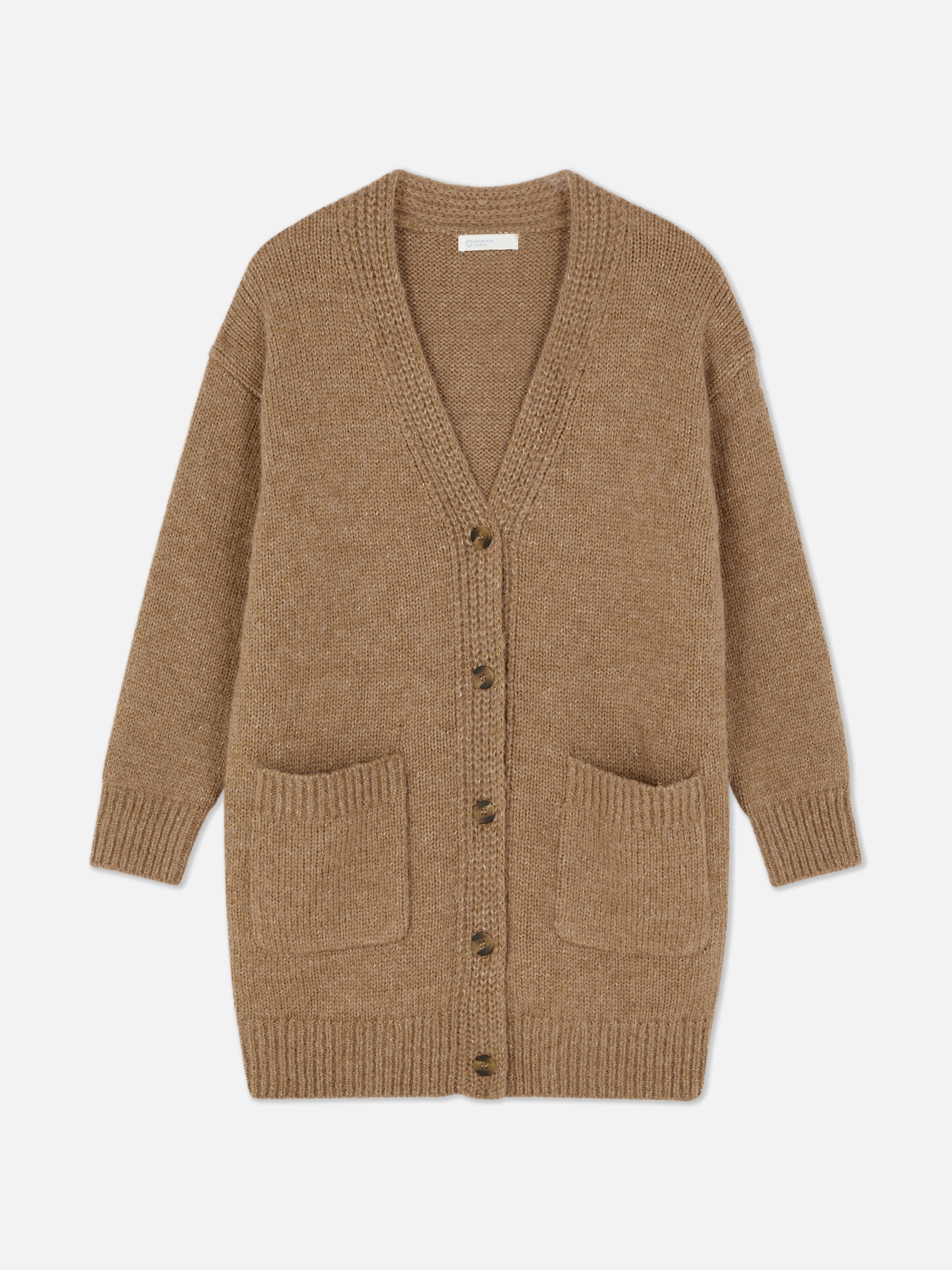 Gilet long oversize en maille. Ce gilet long à la coupe oversize présente un col en V et des poches plaquées.