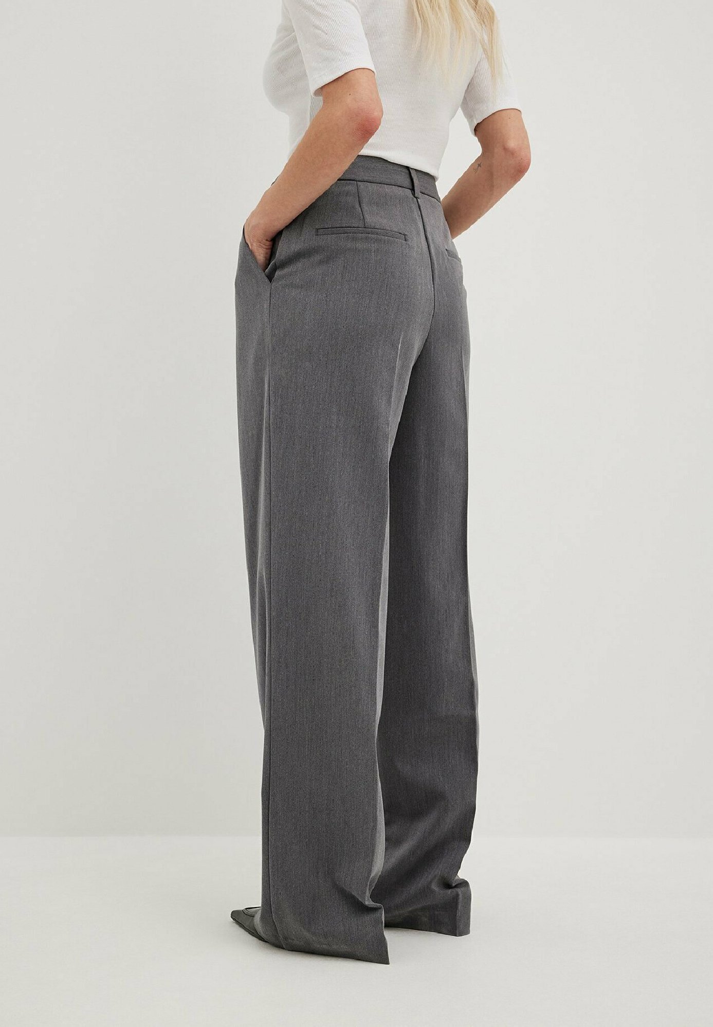 Pantalon NA-KD HIGH-FIT gris